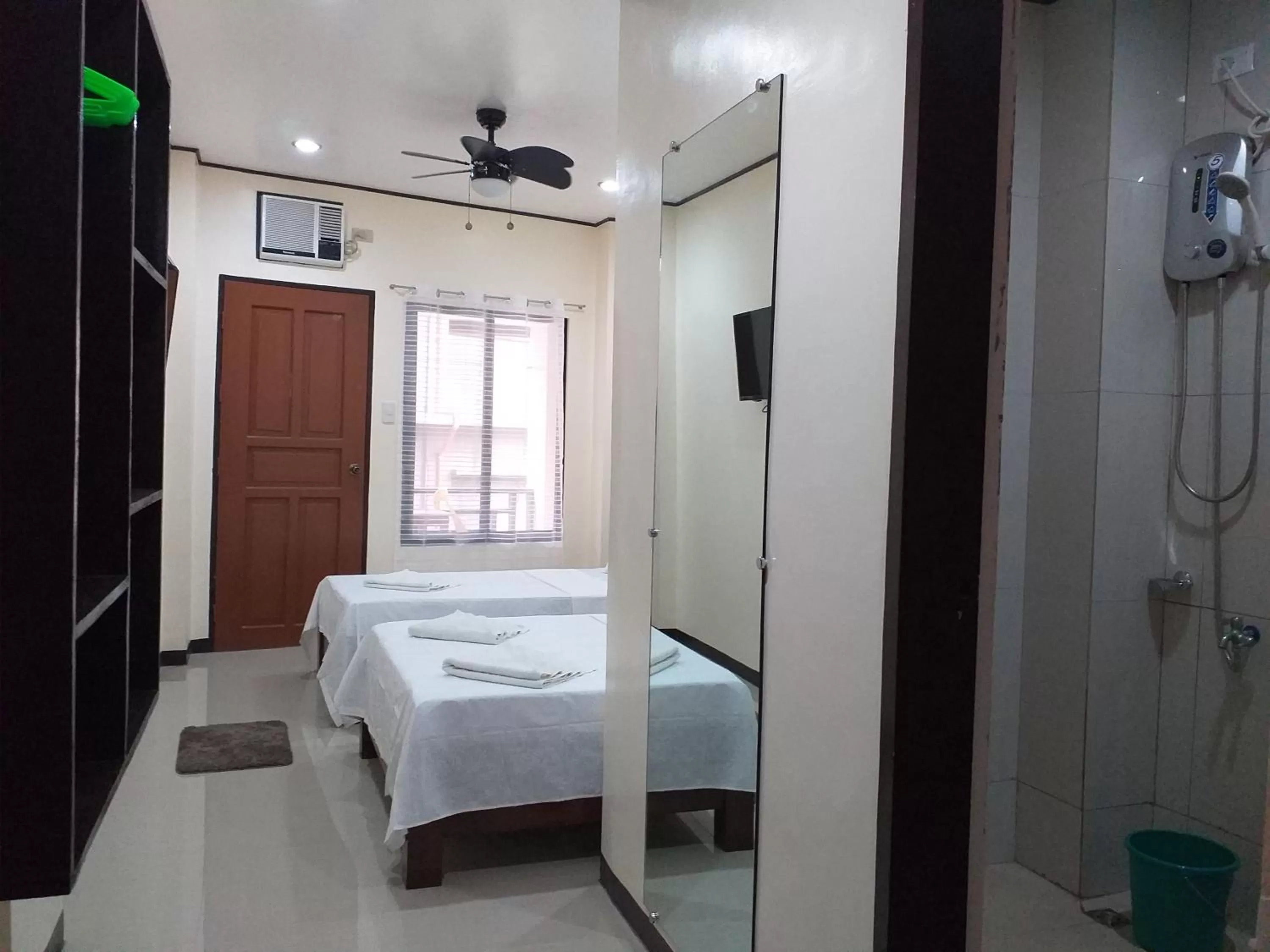 Bedroom, Bed in Devayn's Inn