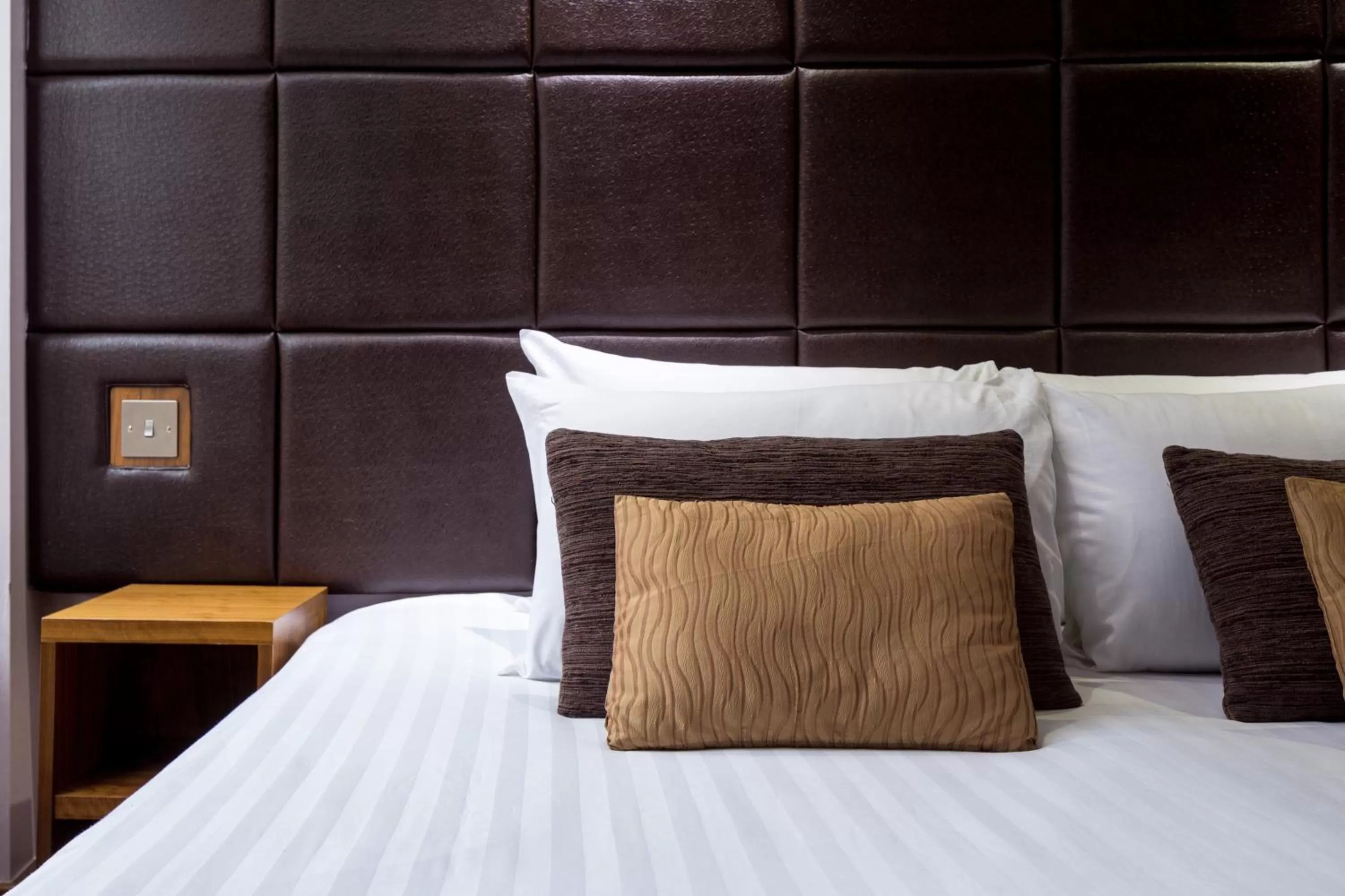 Bedroom, Bed in Roomzzz Leeds City