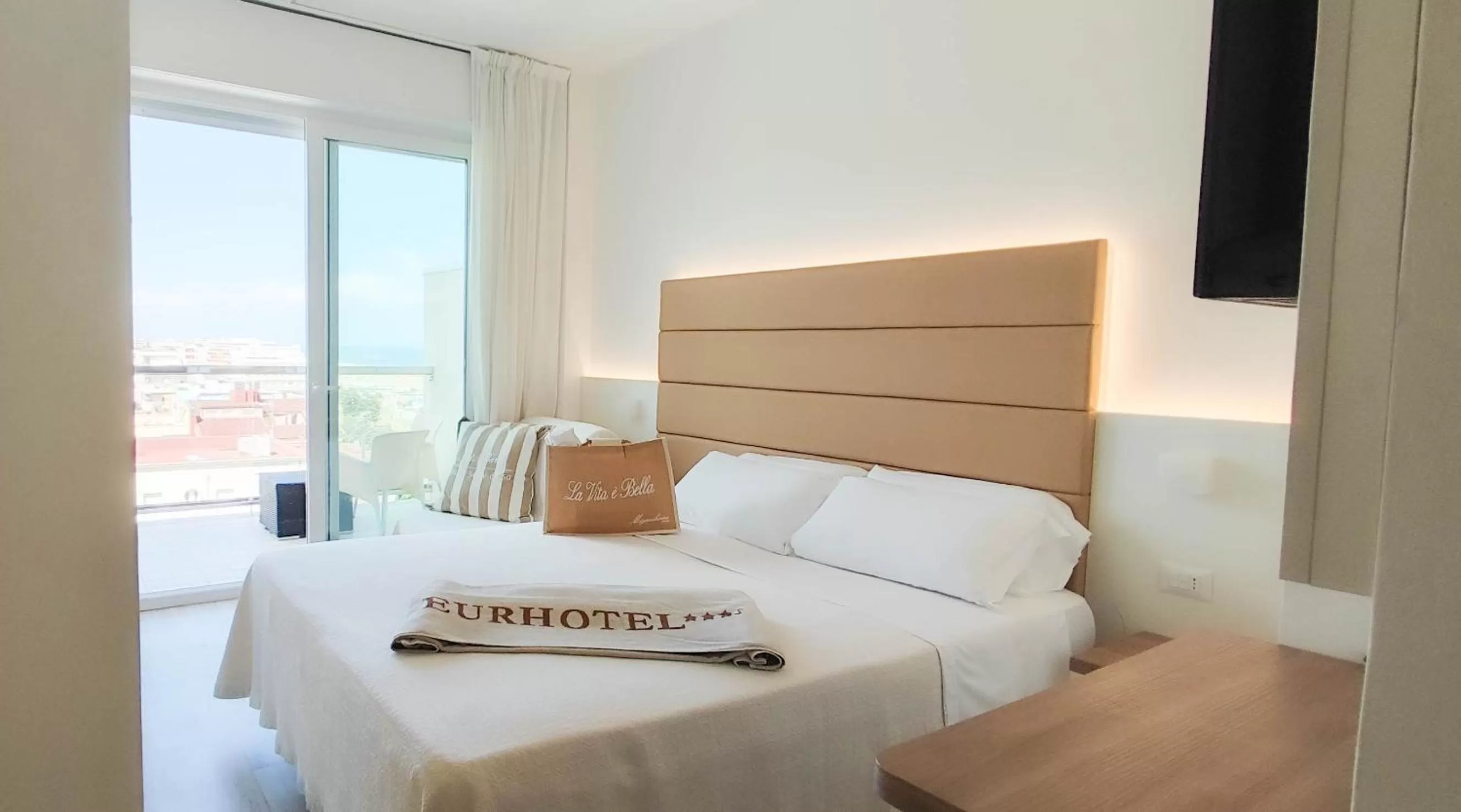 Property building, Bed in Eurhotel