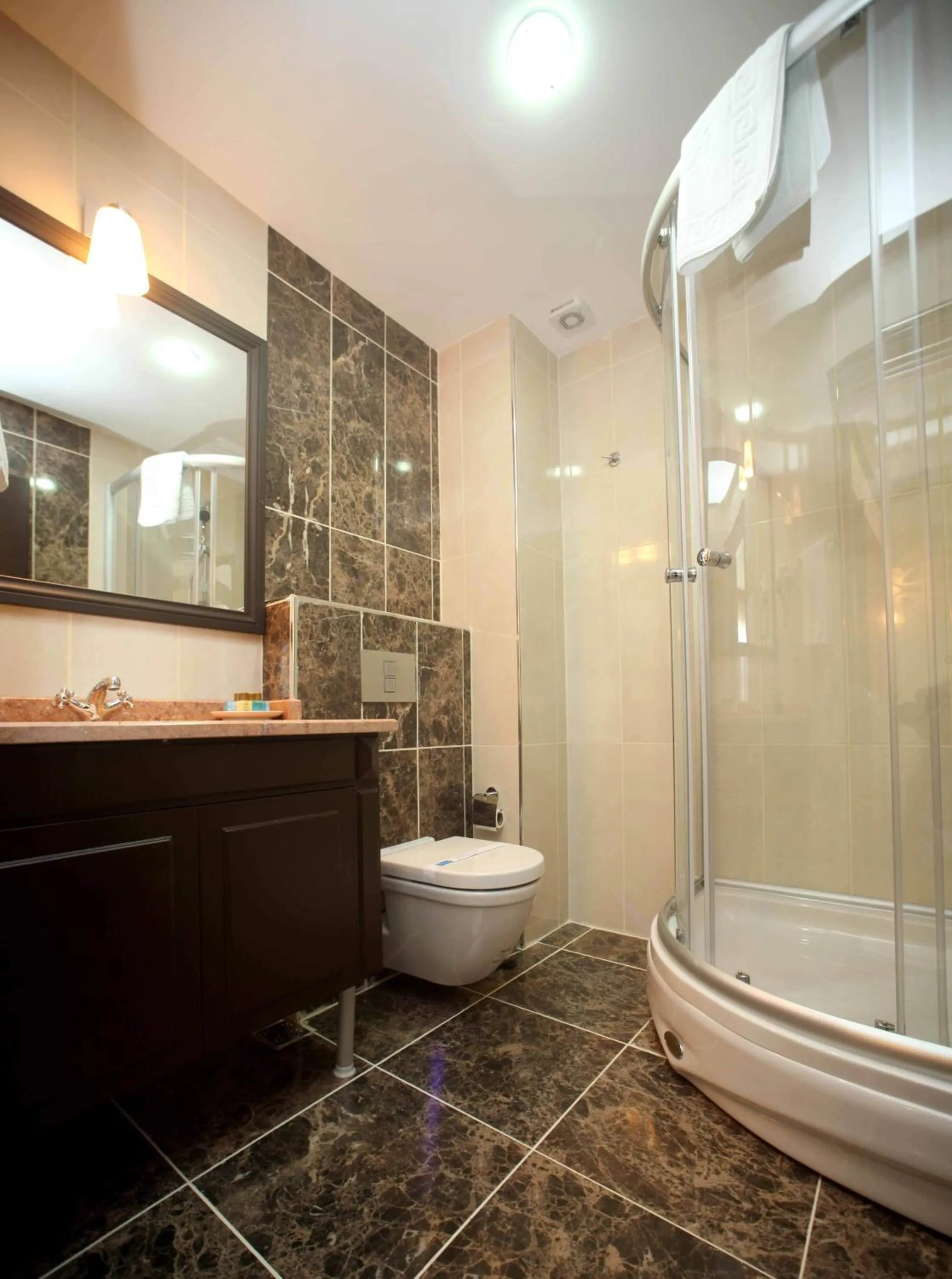 Bathroom in Lalinn Hotel