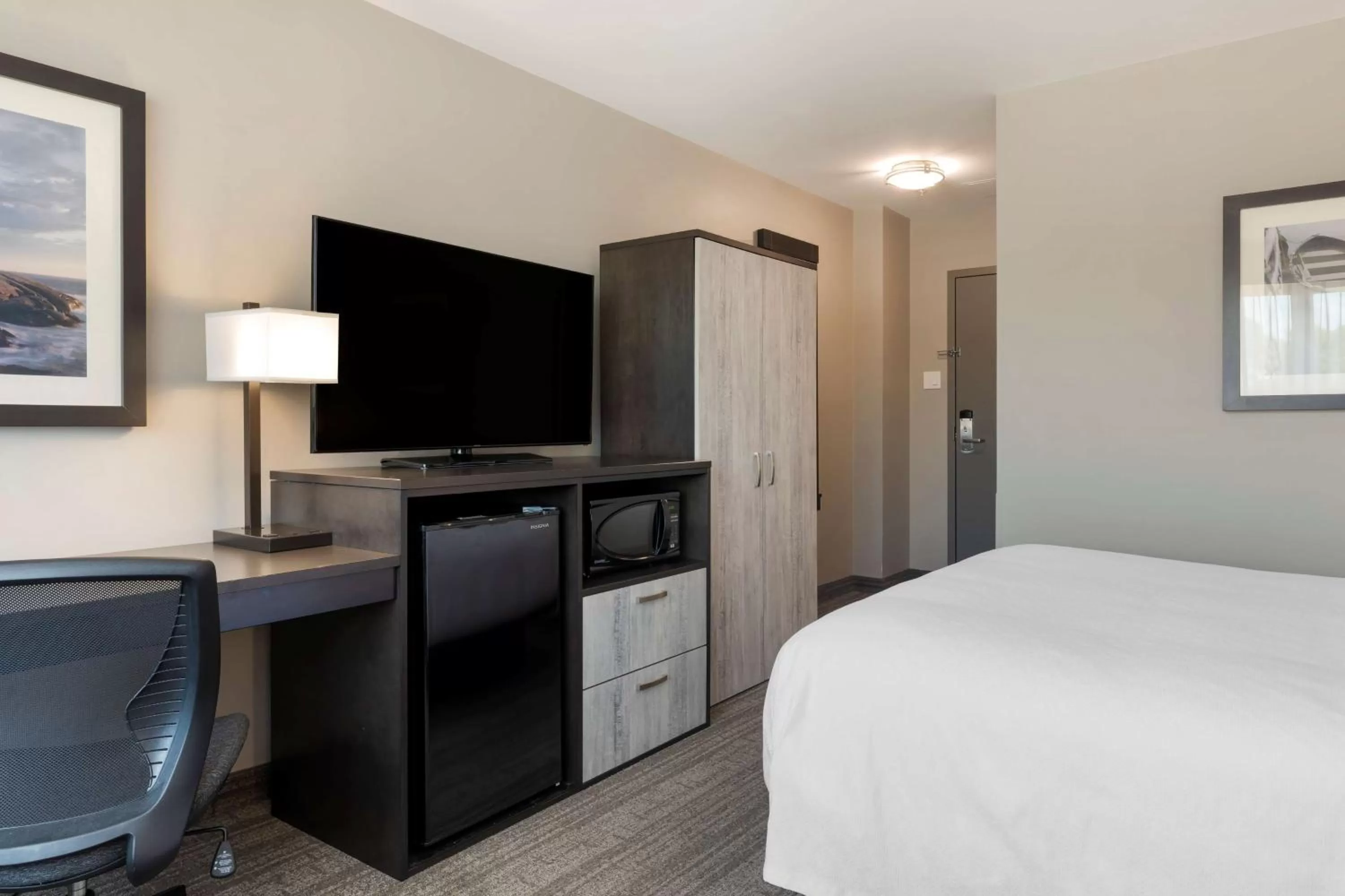 Bedroom, Bed in Best Western Plus Chocolate Lake Hotel - Halifax