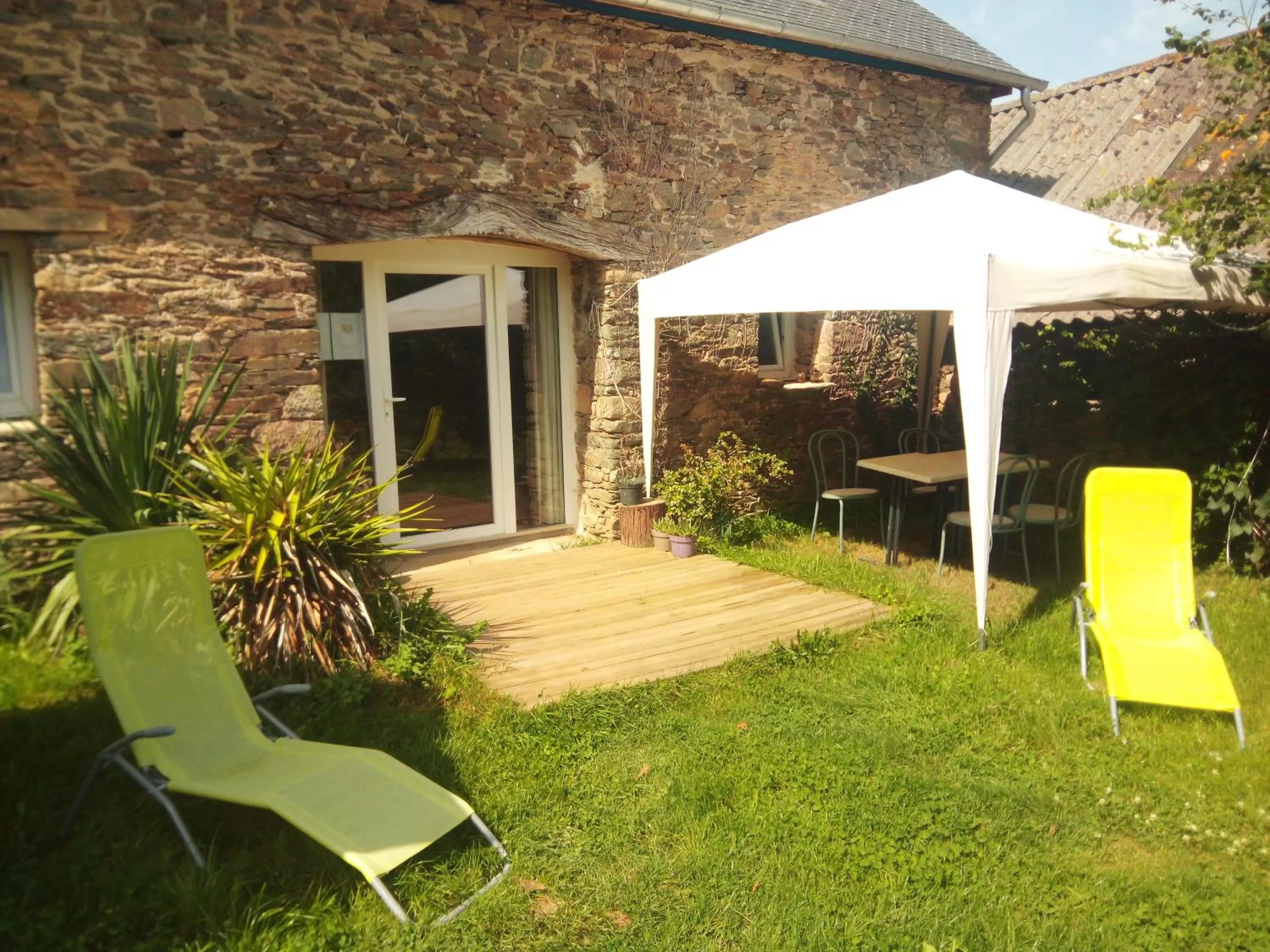 Garden in Le Jardin Enchanteur, chaleureuse maison d'hôtes calme et accueillante