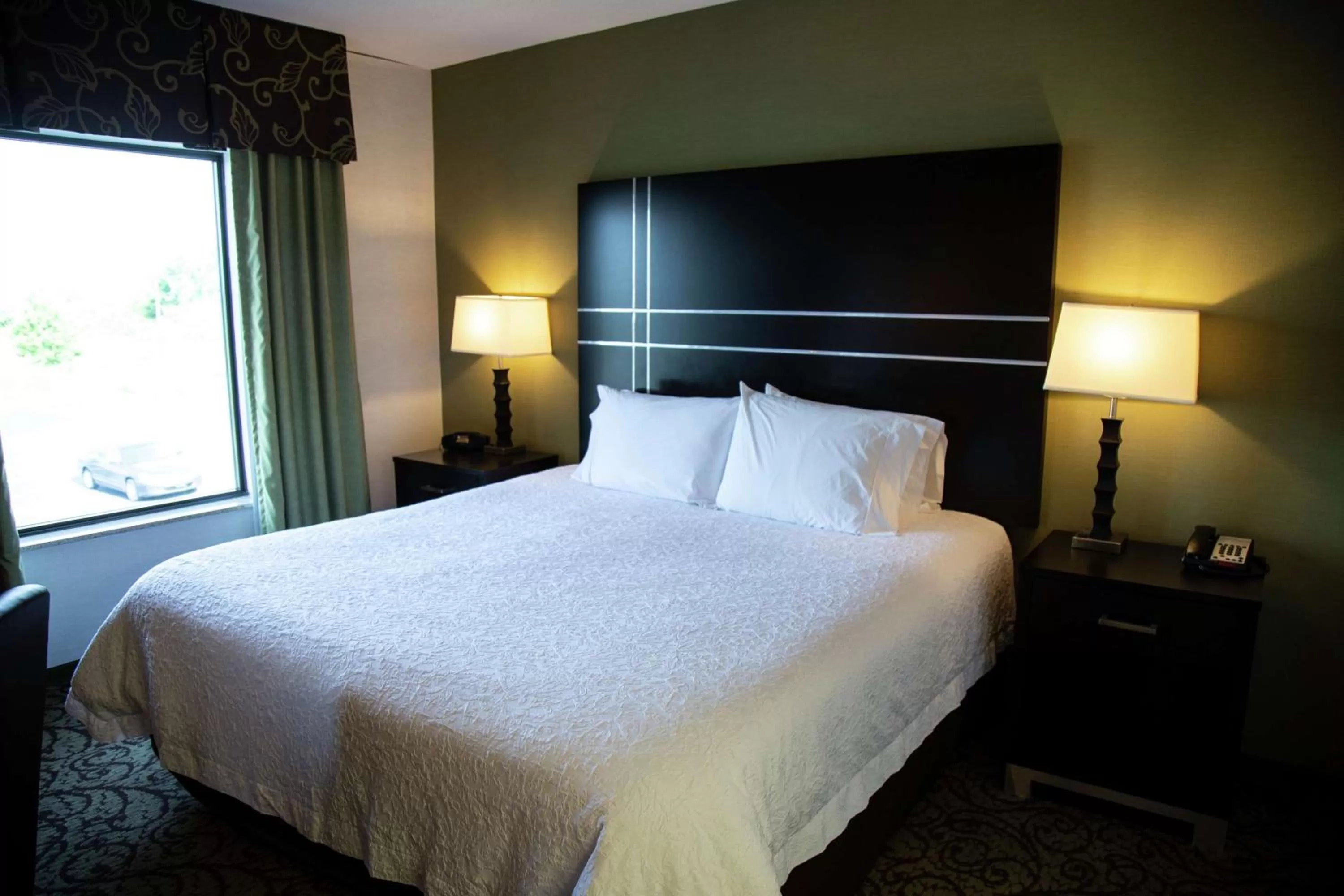 Bed in Hampton Inn & Suites Sharon