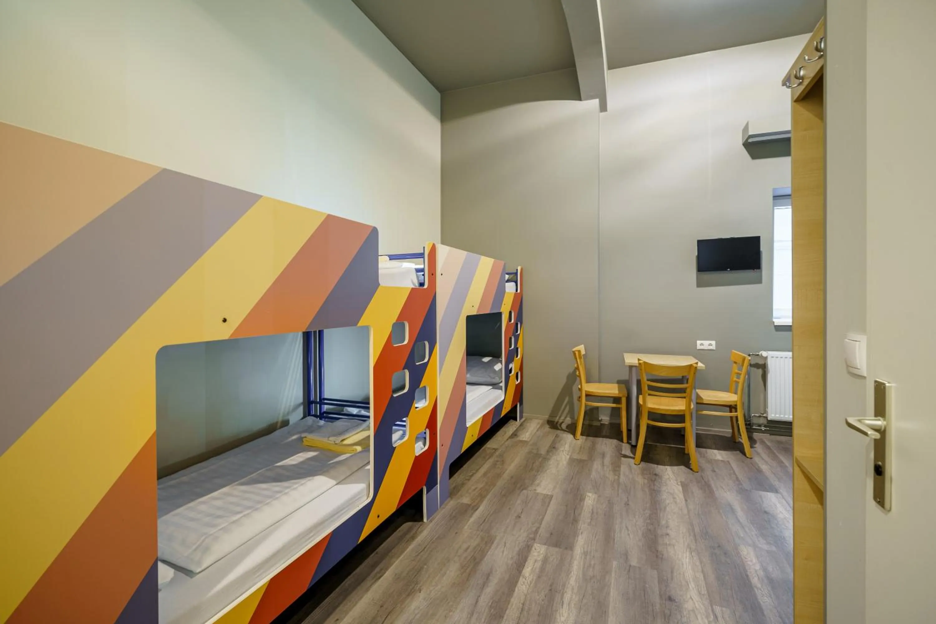 Dining area, Bed in a&o Salzburg Hauptbahnhof