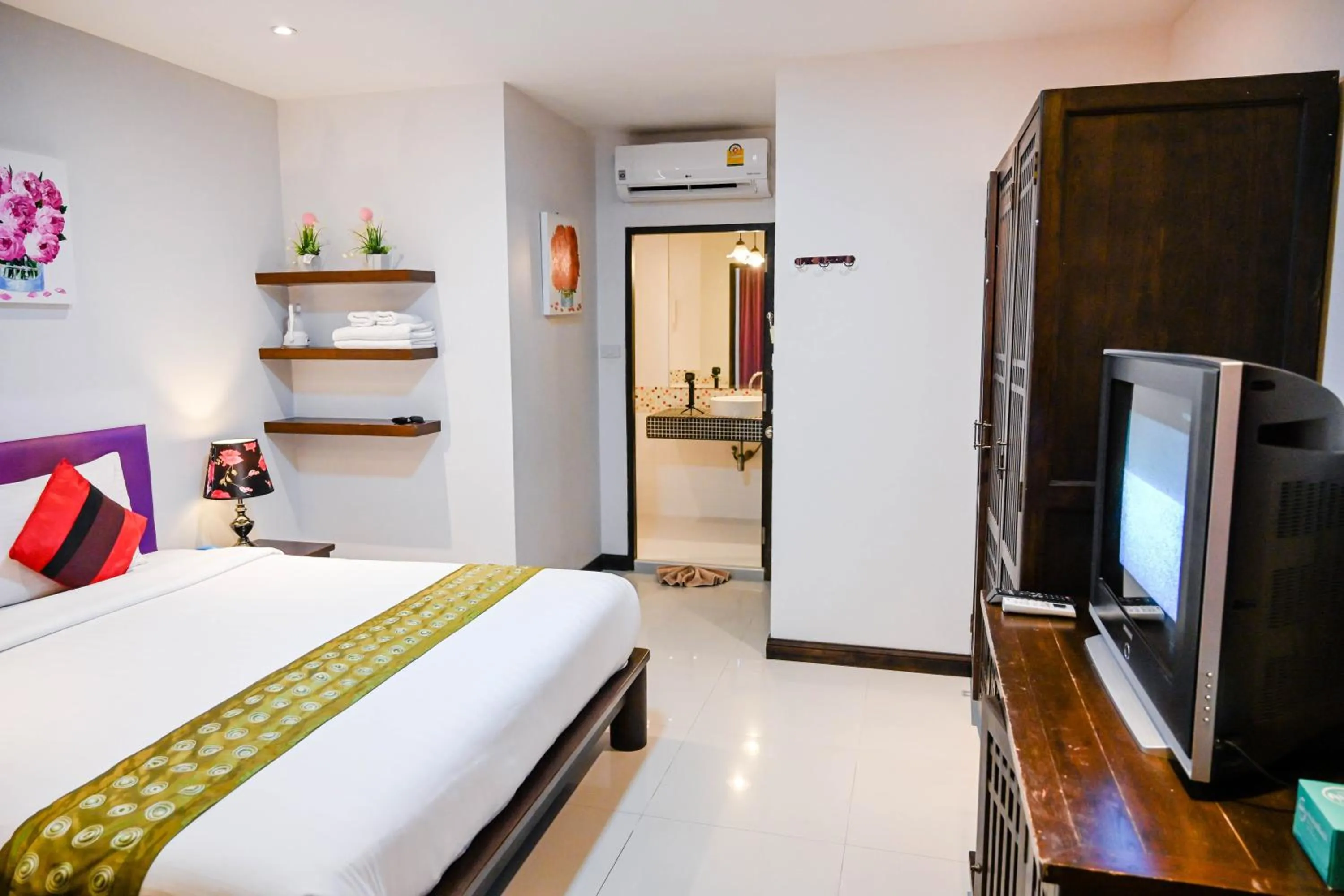 Photo of the whole room, Bed in Queen Boutique Hotel Chaweng