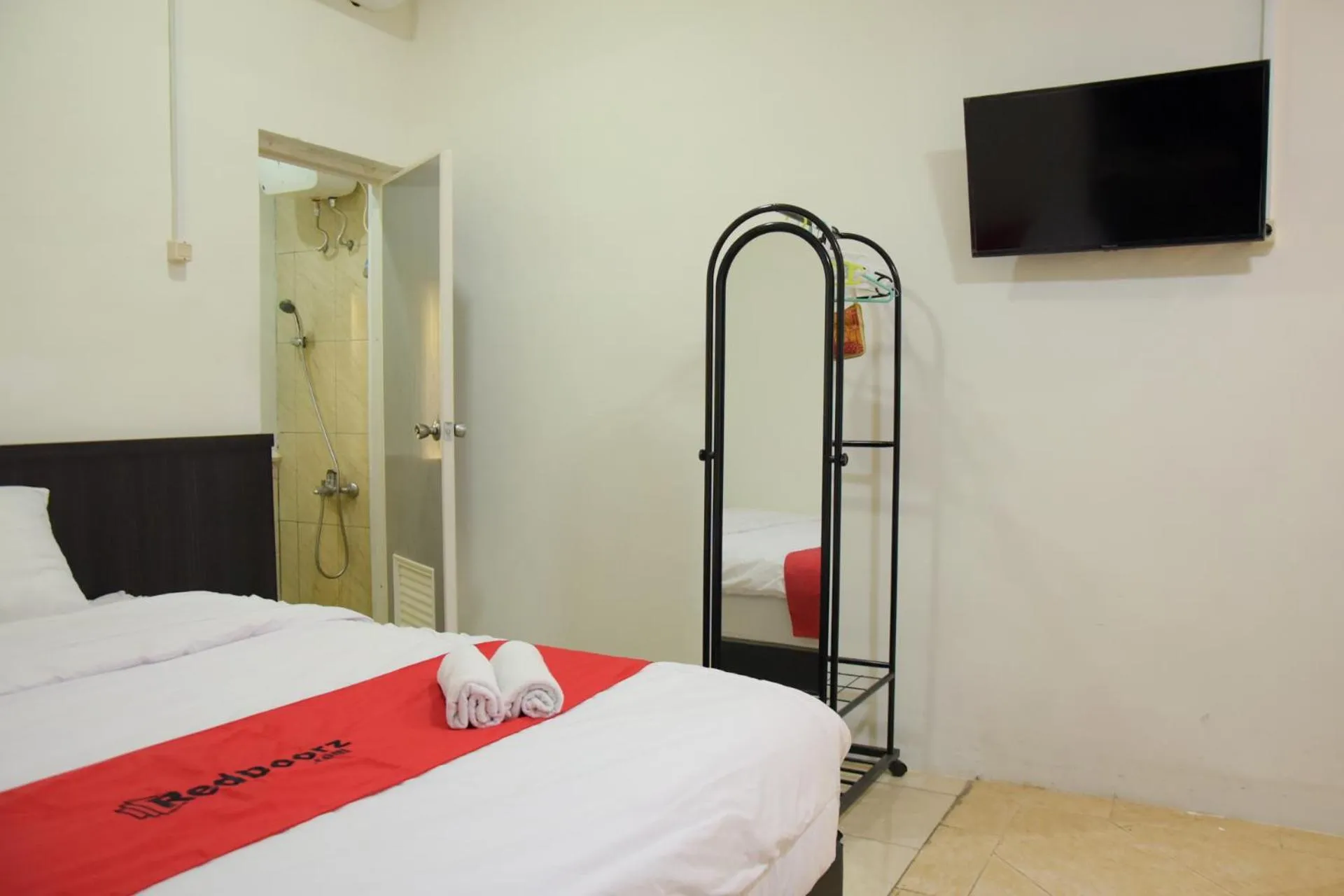 Bedroom, Bed in RedDoorz near GOR Satria Purwokerto