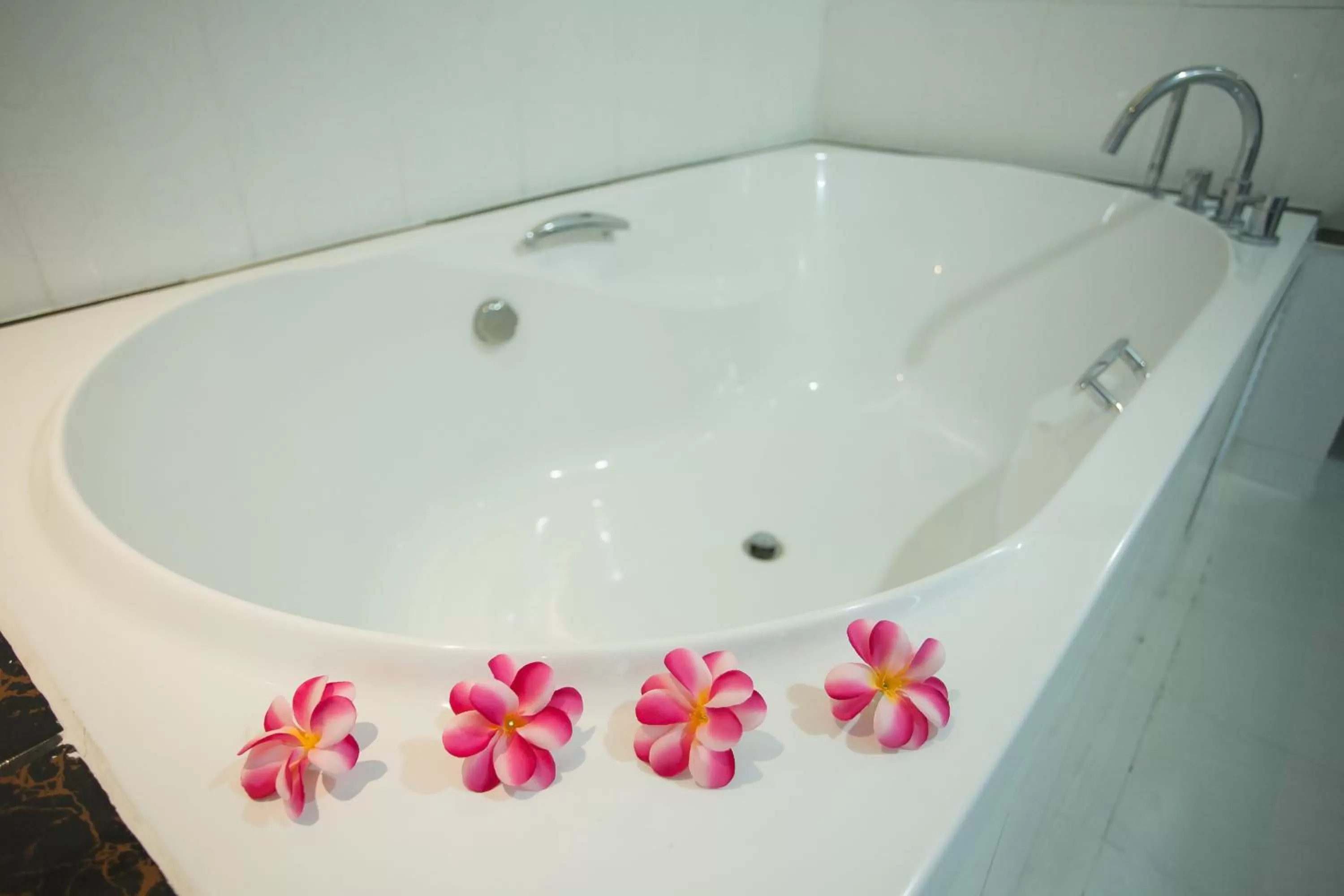 Bath in Grand Pink Hotel Hatyai