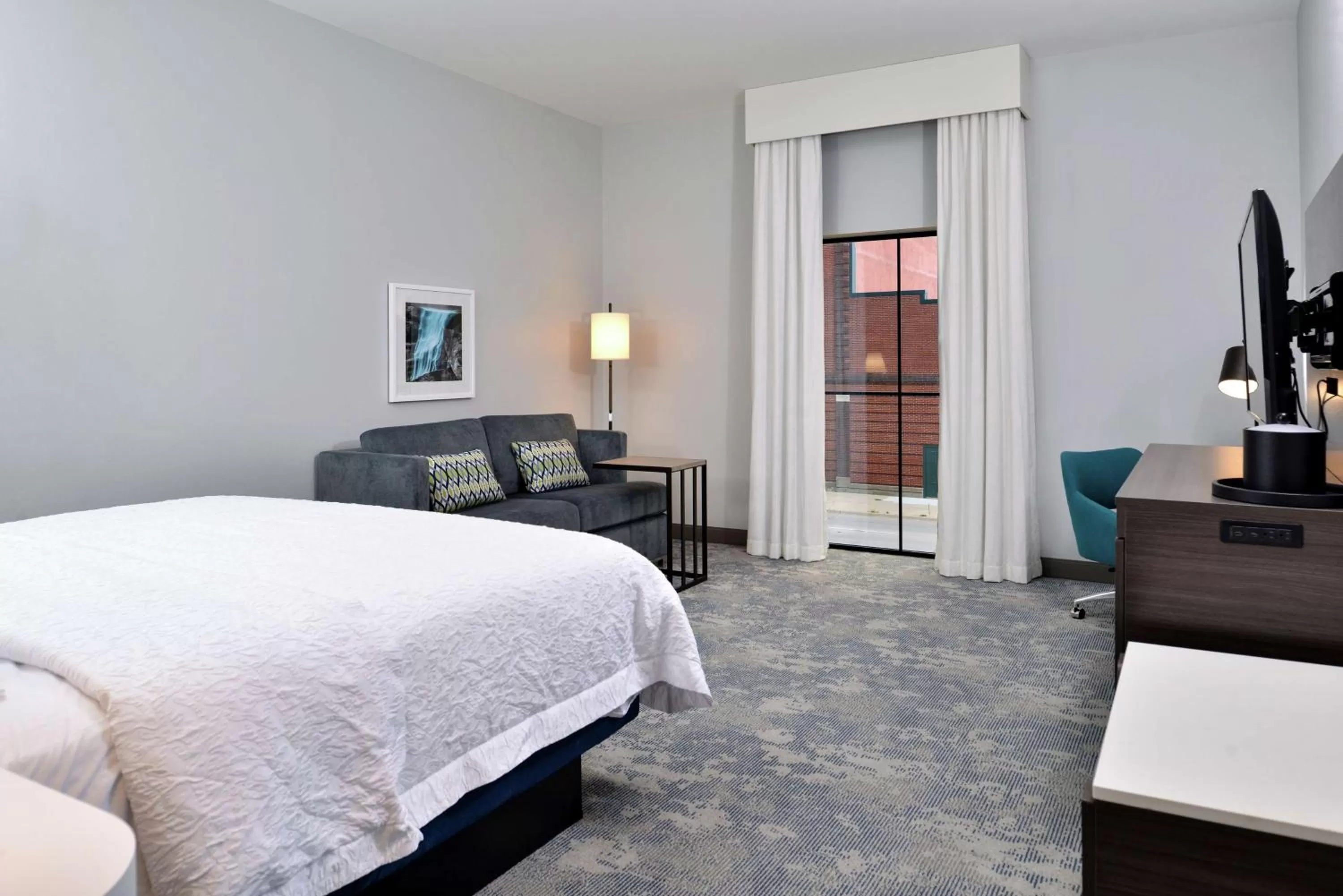 Bedroom, Bed in Hampton Inn Cedar Falls Downtown, Ia