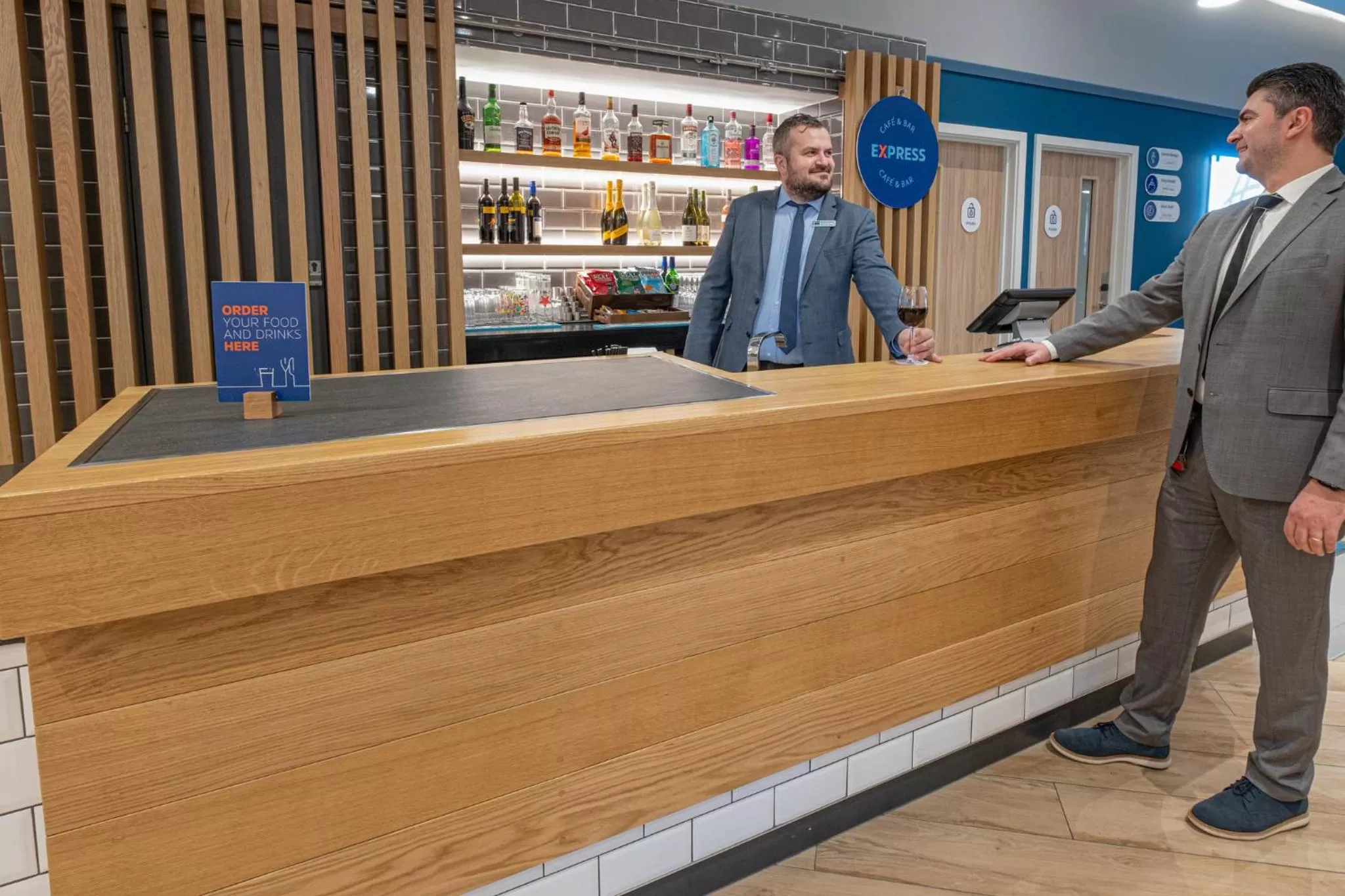 Lounge or bar in Holiday Inn Express - Fleet by IHG