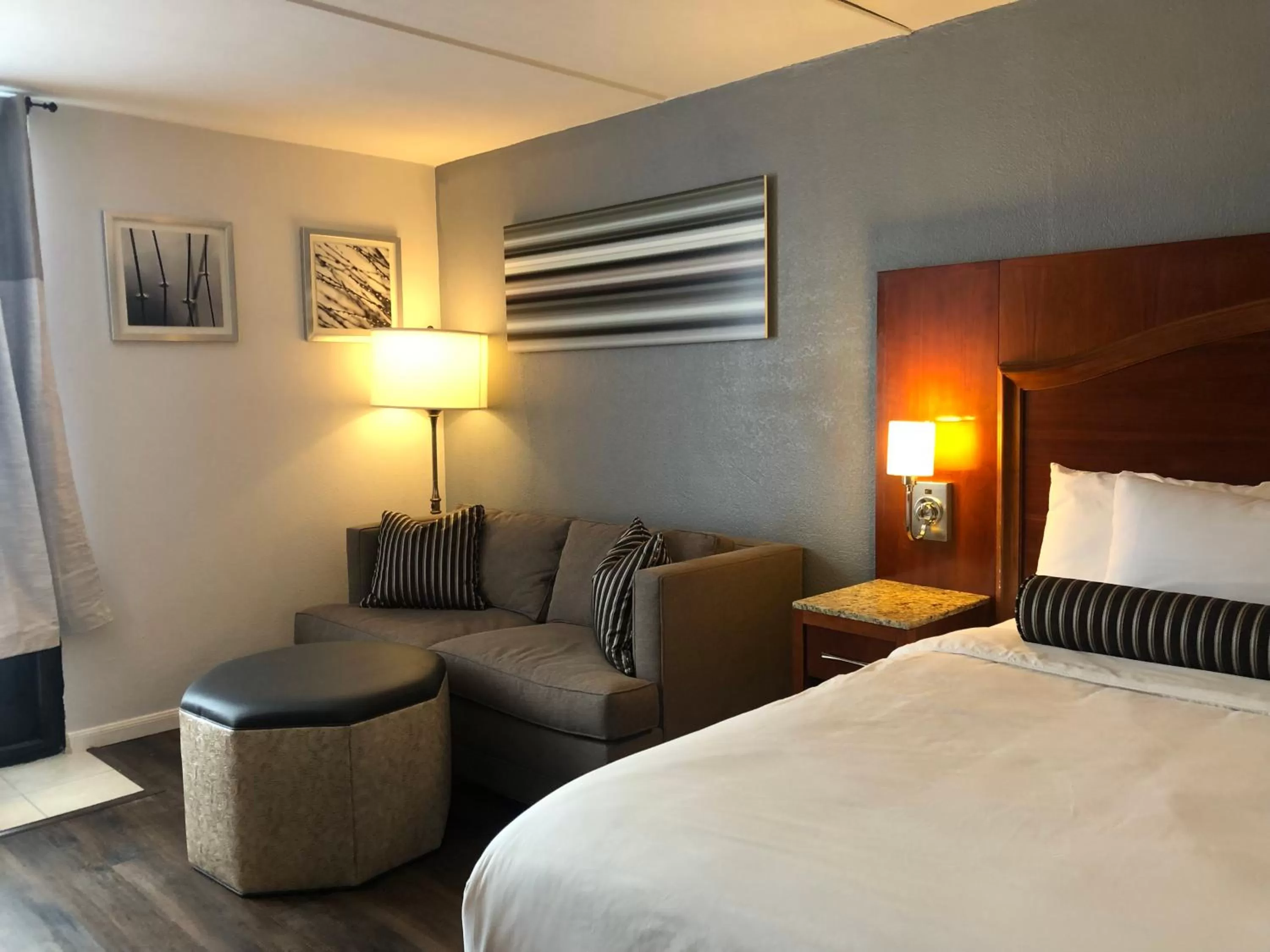 Seating area, Bed in The Grand Hotel Spindletop