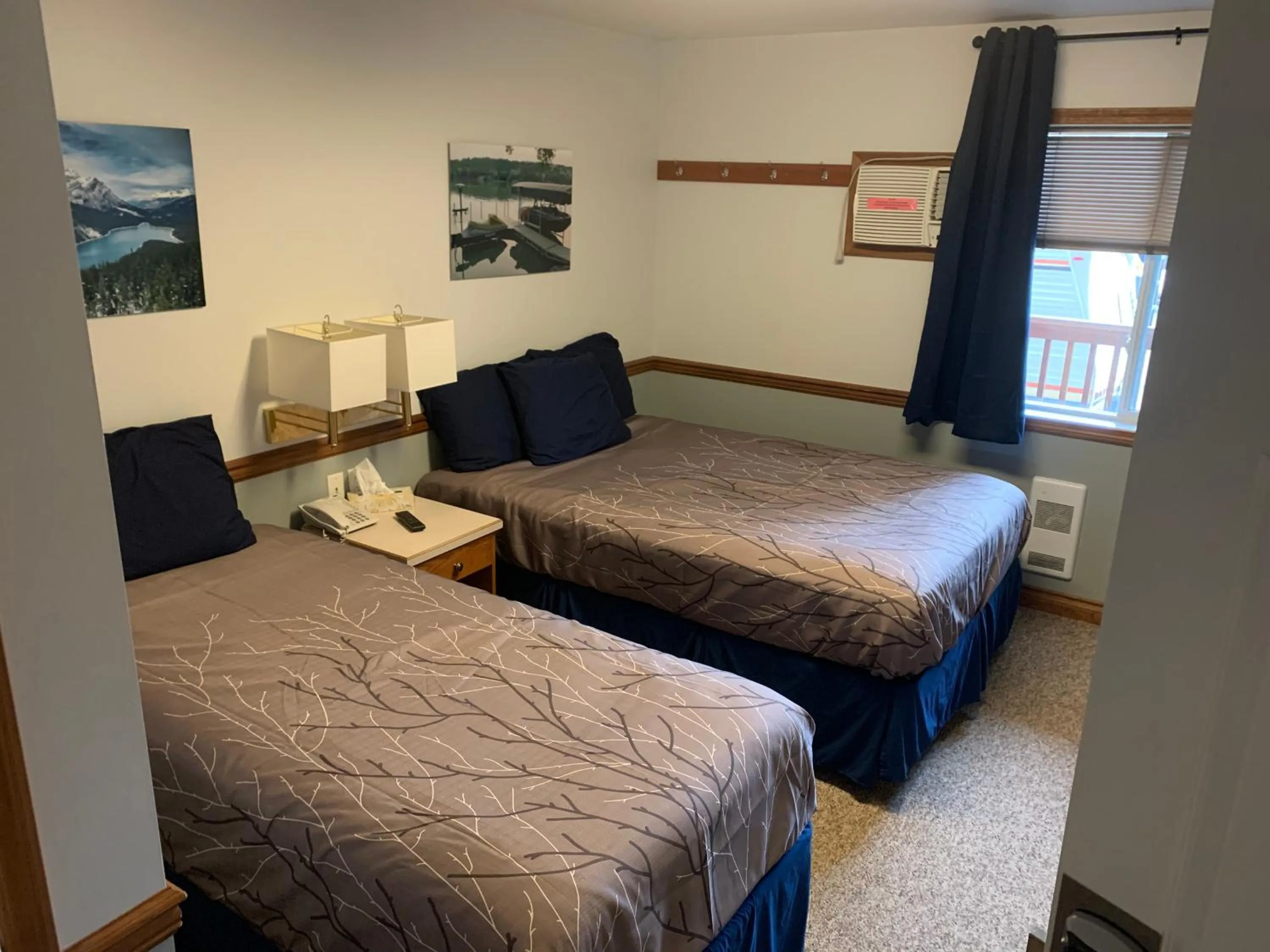 Photo of the whole room in Peaks Lodge