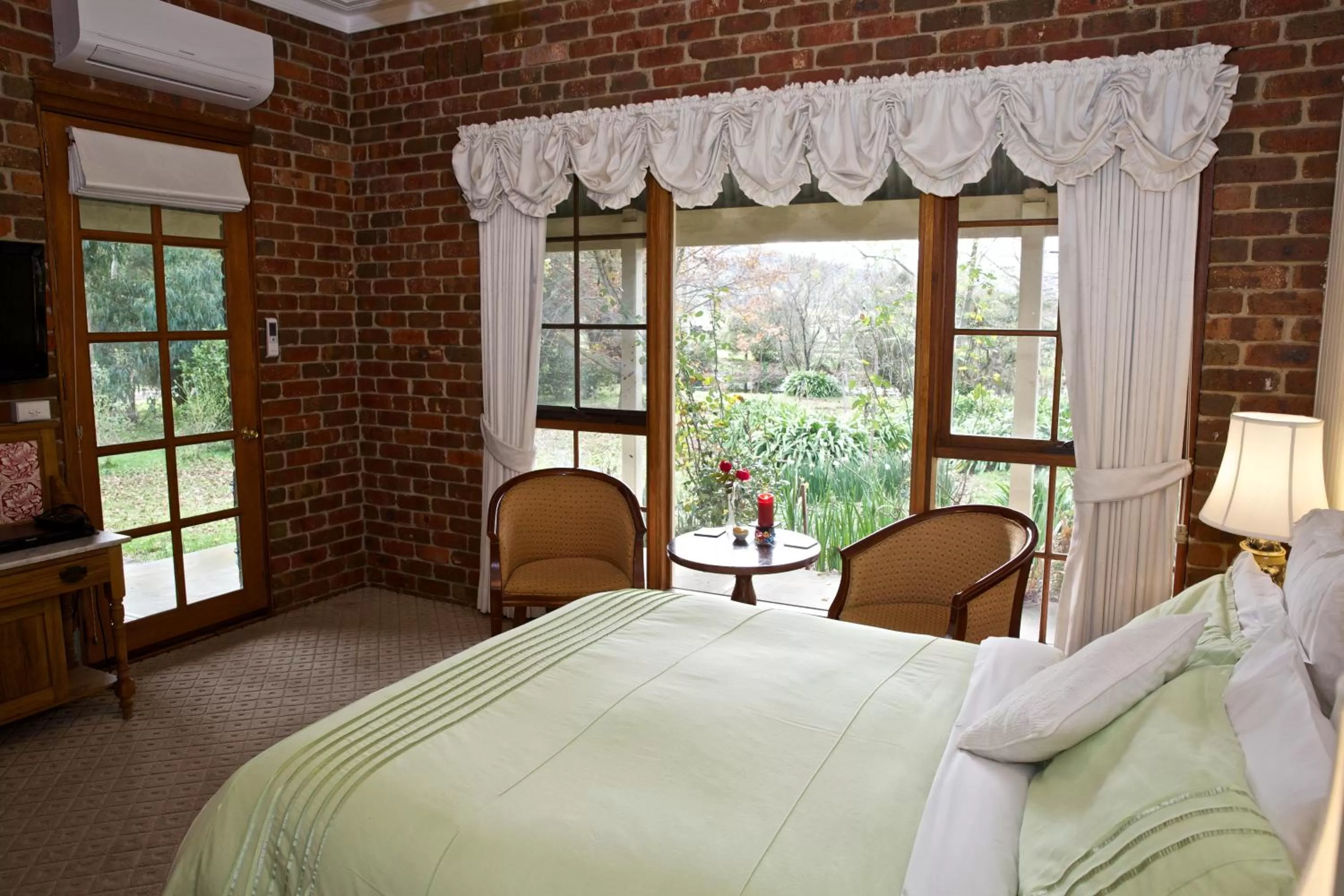 Photo of the whole room in Holly Lane Mews