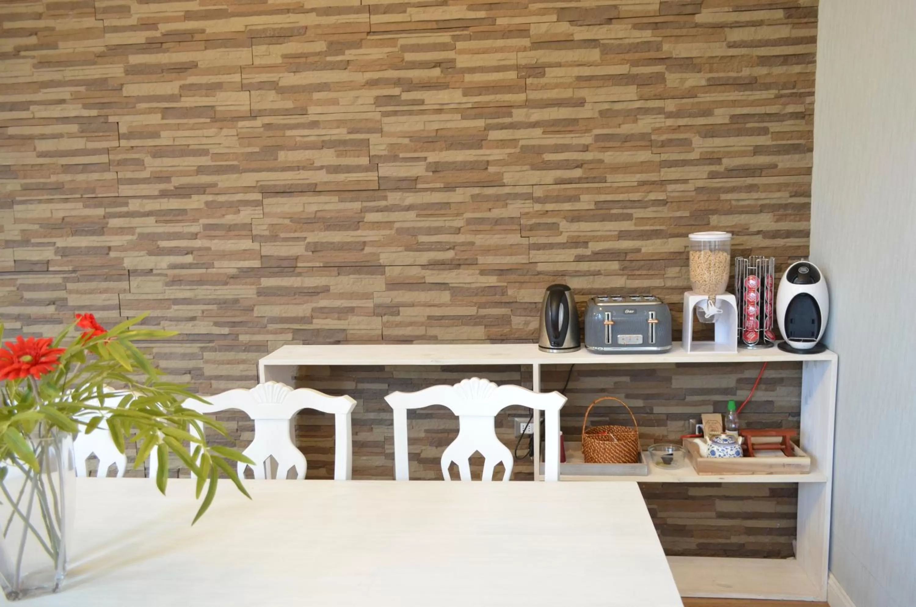 Coffee/tea facilities in Hostal Boutique Puerta Roja