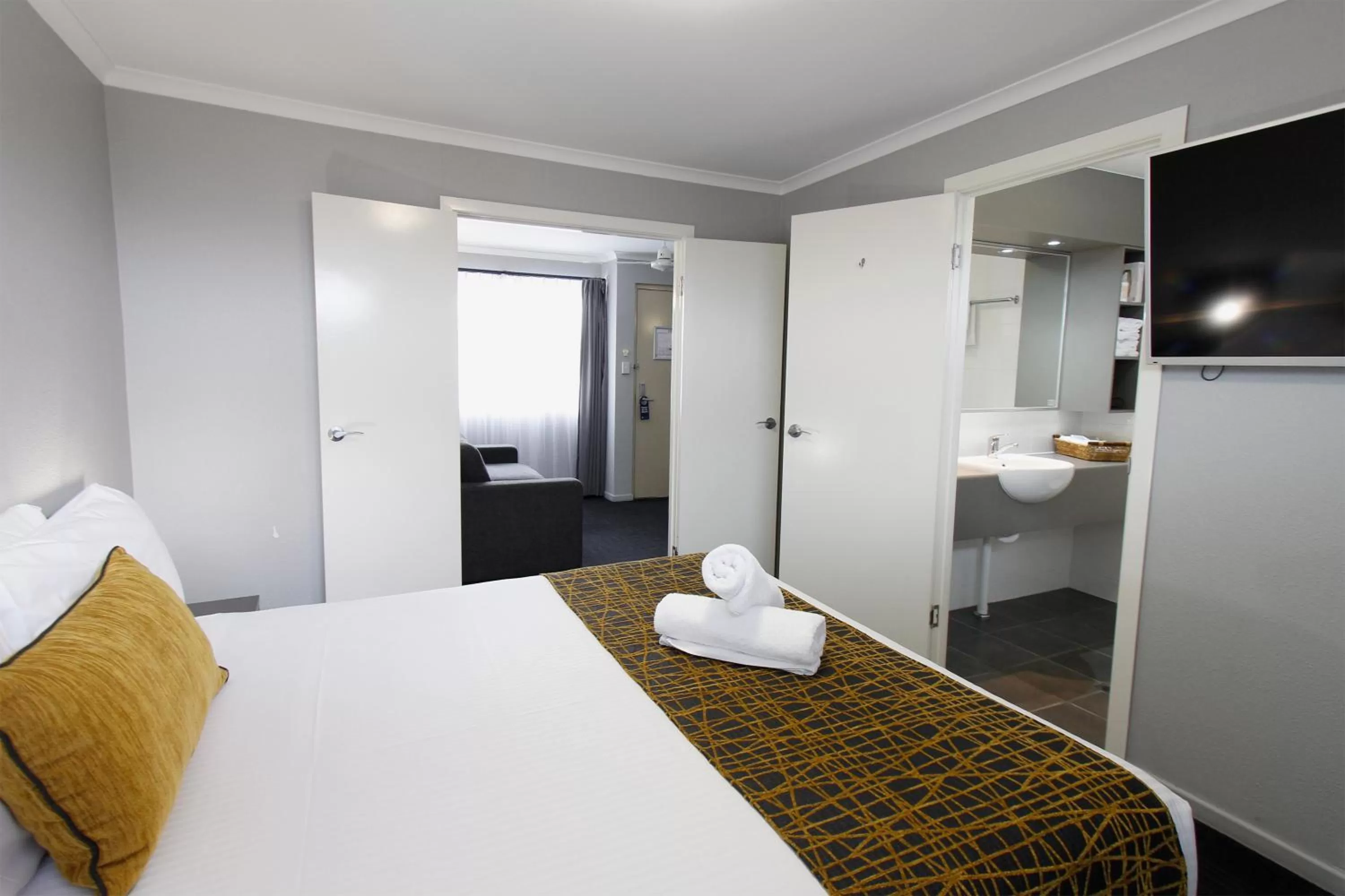 Bedroom, Bed in The Stirling Motel