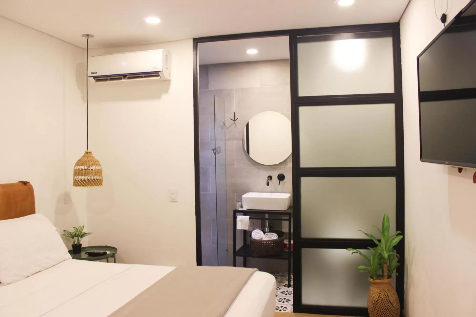 Shower, Bed in 574 Hotel