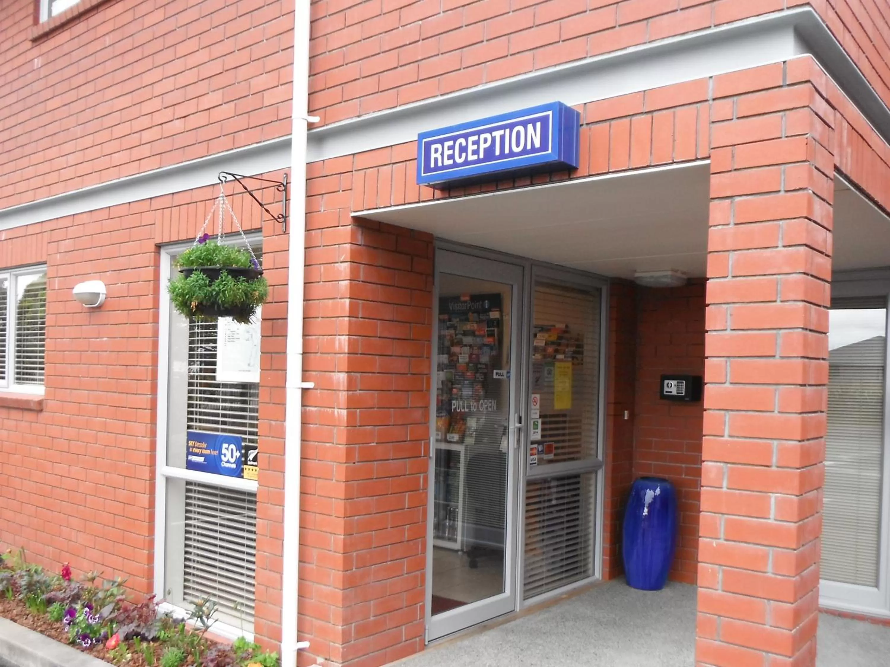 Facade/entrance in Cranford Oak Motel
