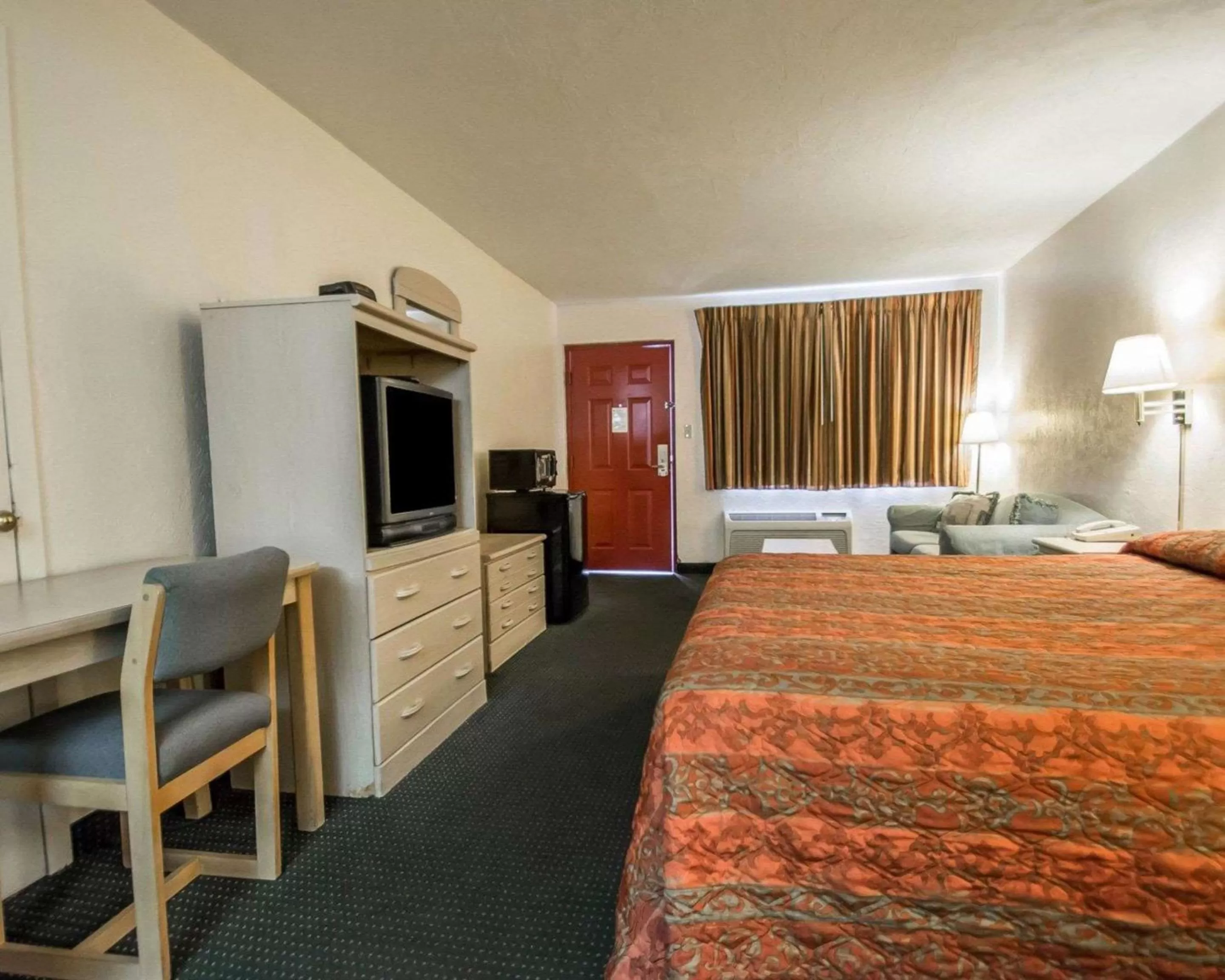 Photo of the whole room, Bed in Rodeway Inn Gainesville - University Area