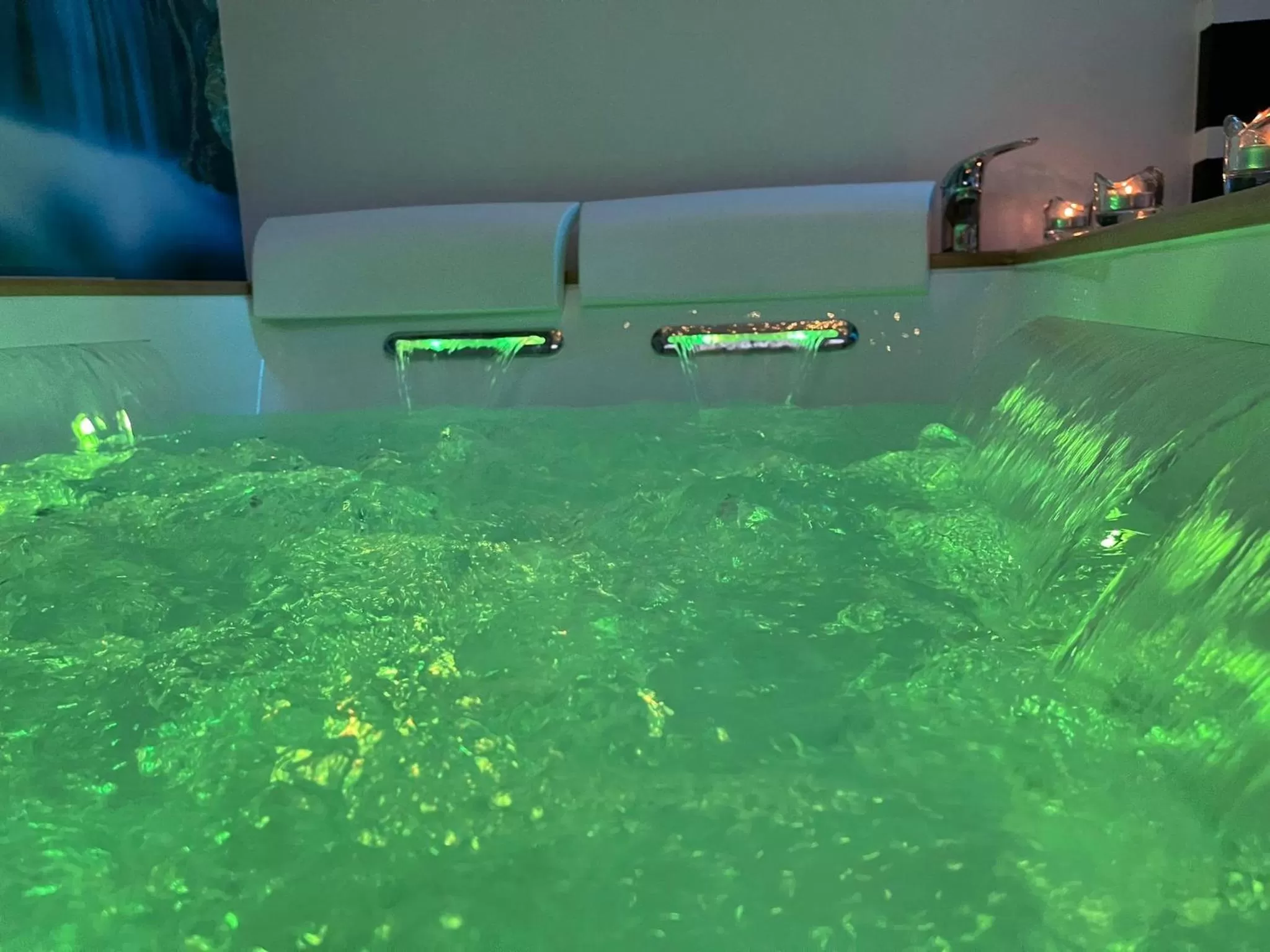 Hot Tub in Suite Ciclopi Acitrezza