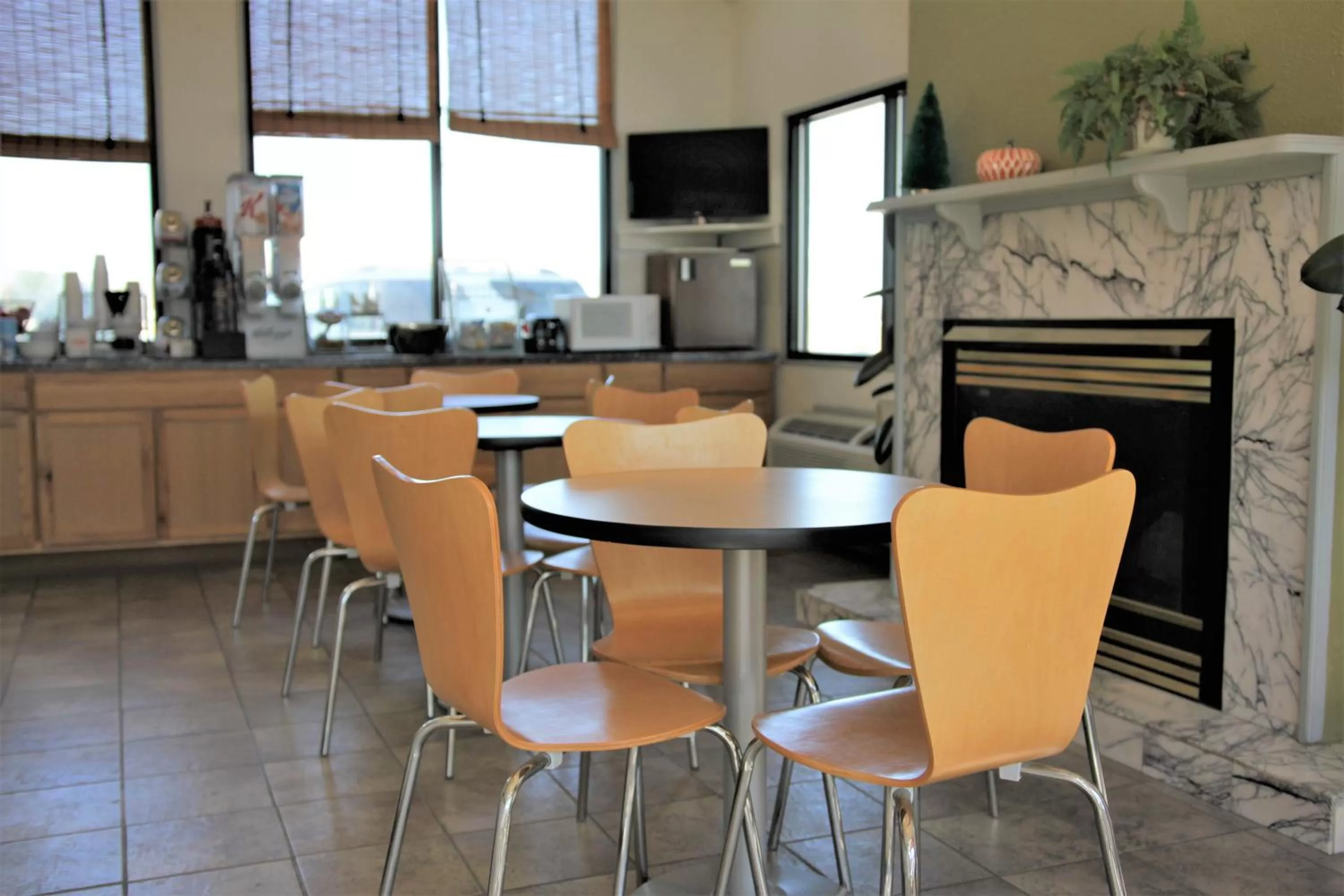 Dining area in Super 8 by Wyndham Wells