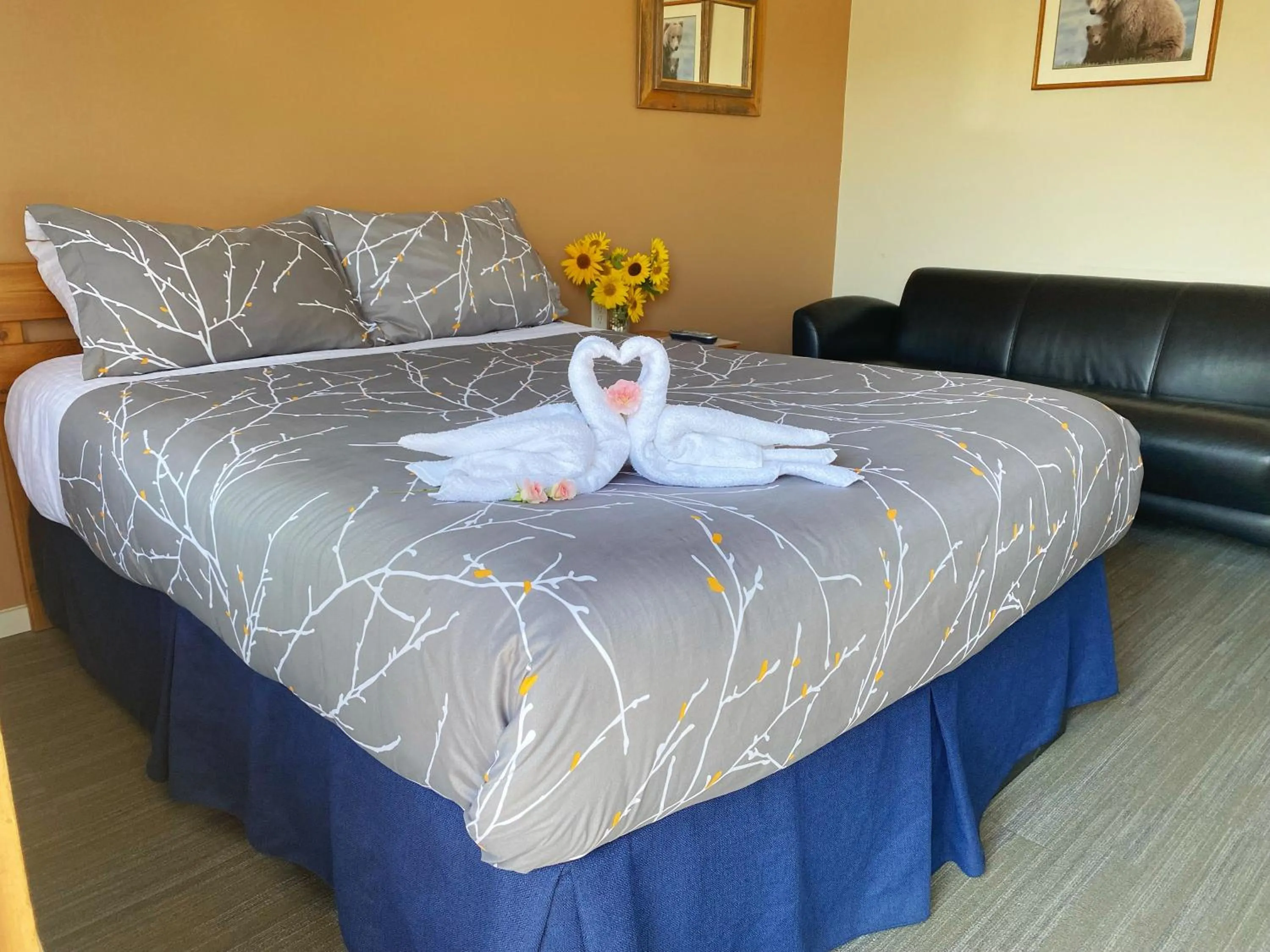 Living room, Bed in Bear's Claw Lodge