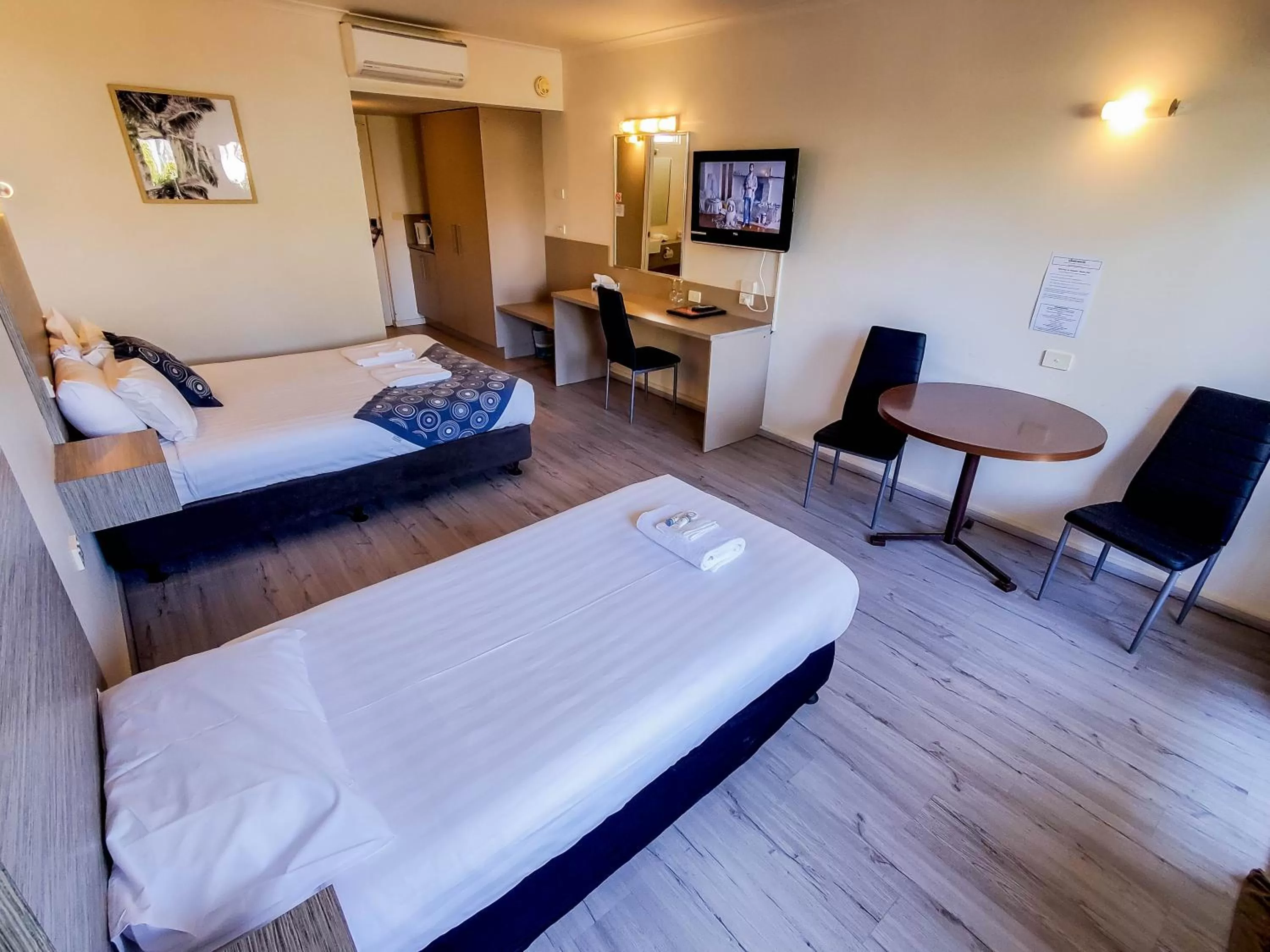 Photo of the whole room, Bed in Sandors Motor Inn