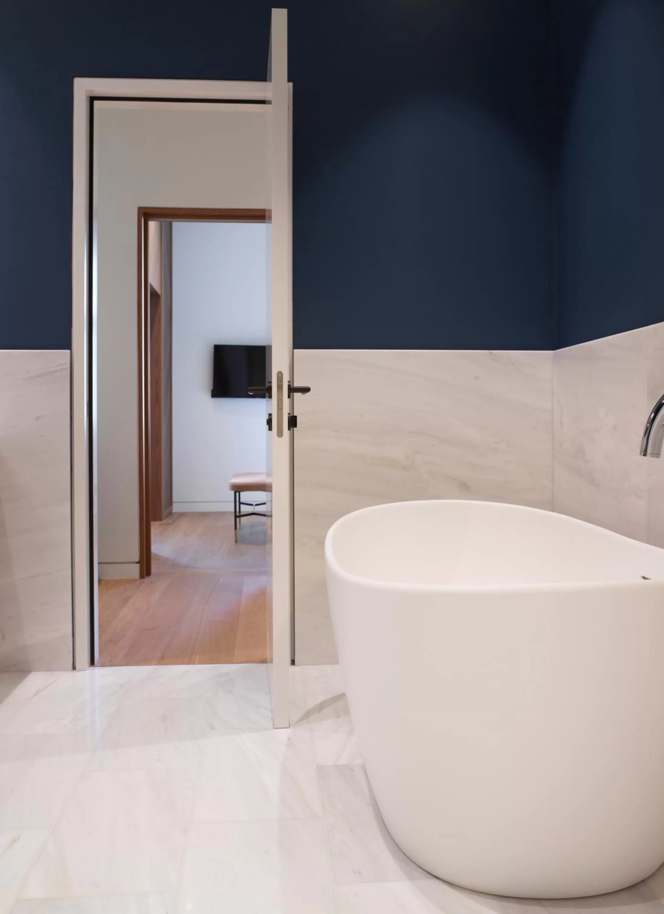 Bath in xenodocheio Milos