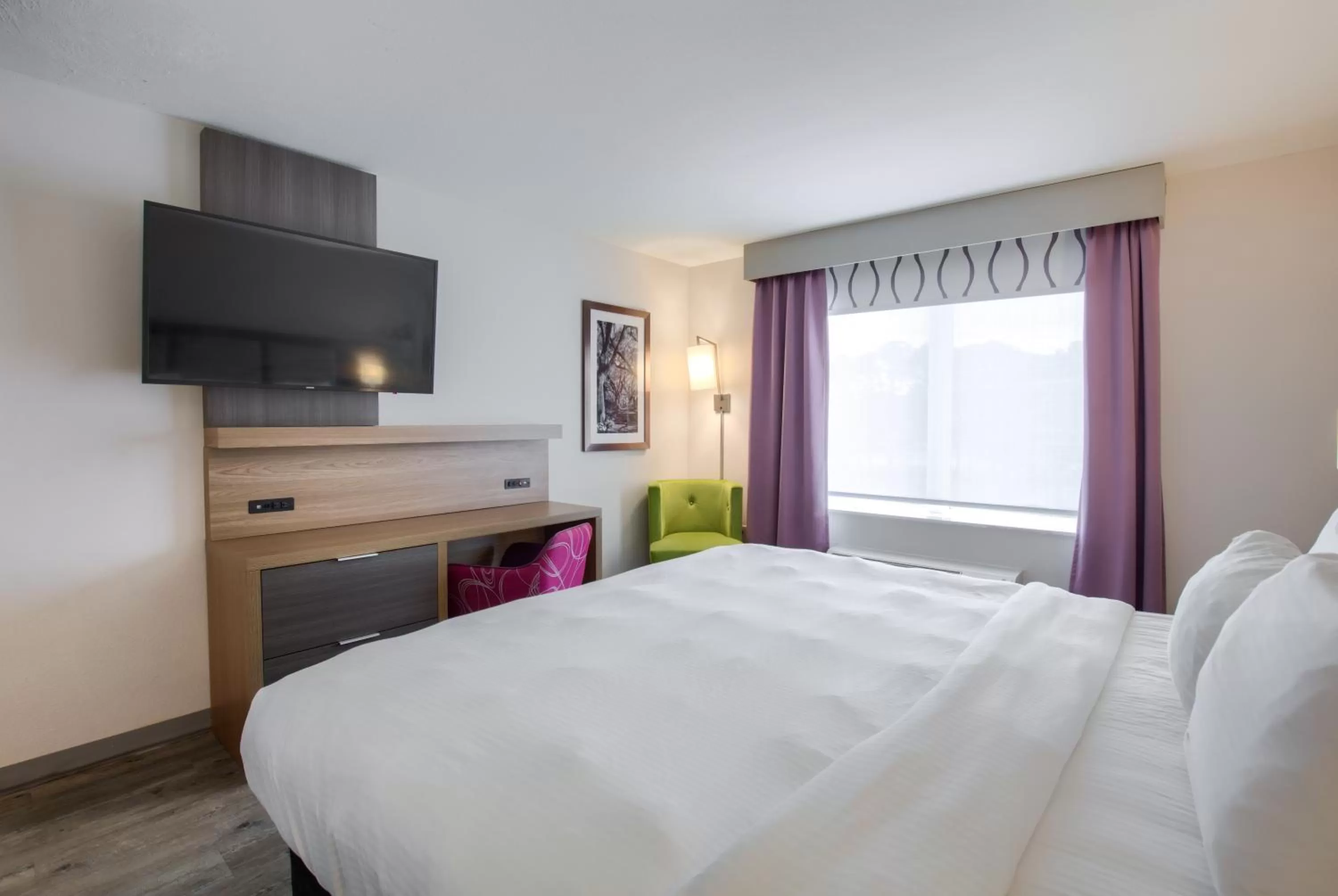 Bed in La Quinta by Wyndham Mobile