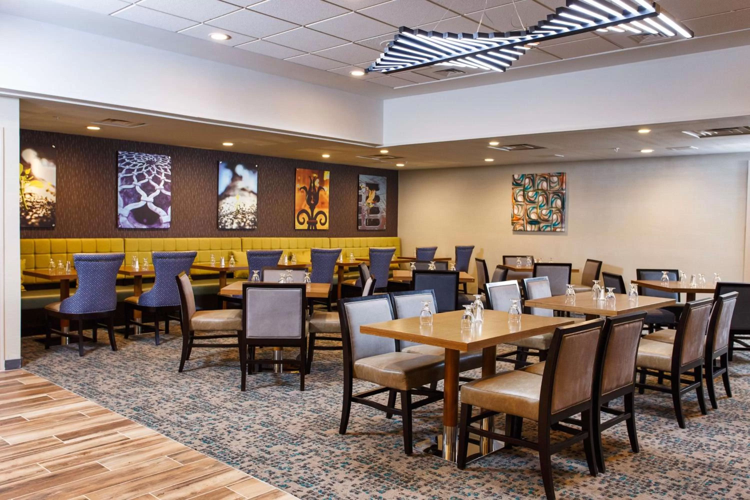 Restaurant/places to eat in DoubleTree by Hilton Neenah