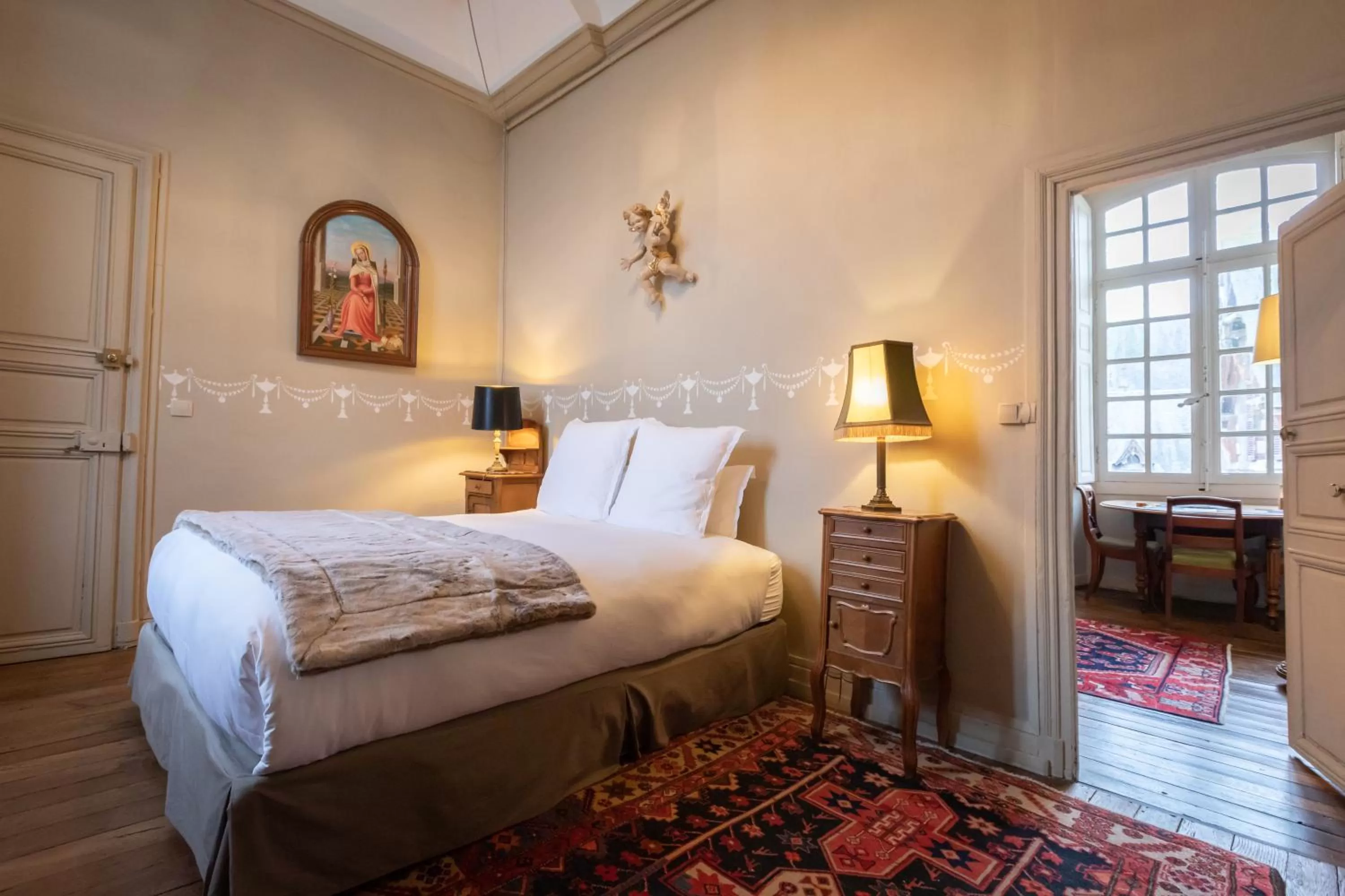 Bed in L'Hotel de Panette, Un exceptionnel château en ville - Chambres historiques, parking - Petit Déjeuner offert