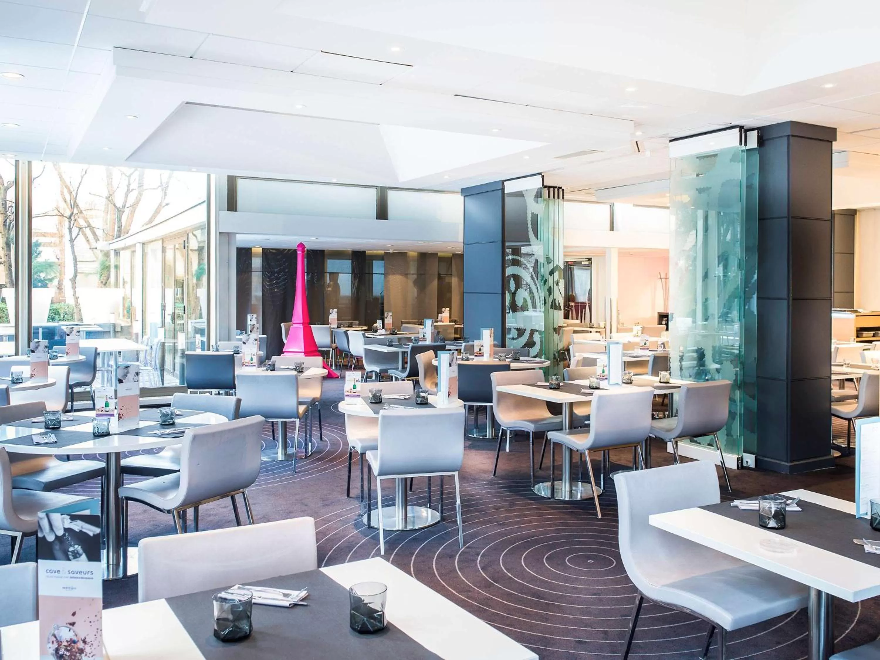 Restaurant/places to eat in Mercure Paris Centre Tour Eiffel