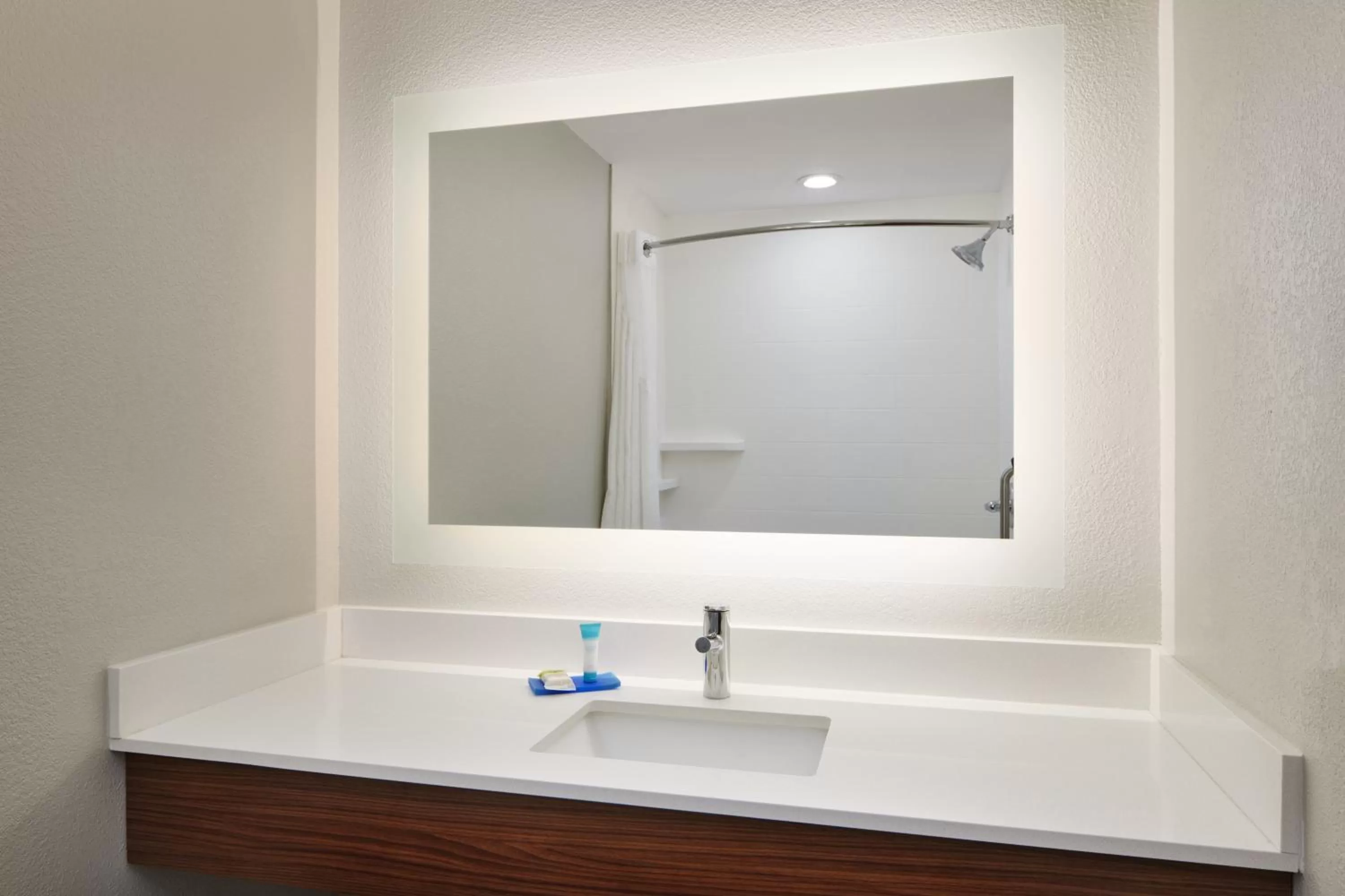 Photo of the whole room in Holiday Inn Express & Suites Bonifay by IHG