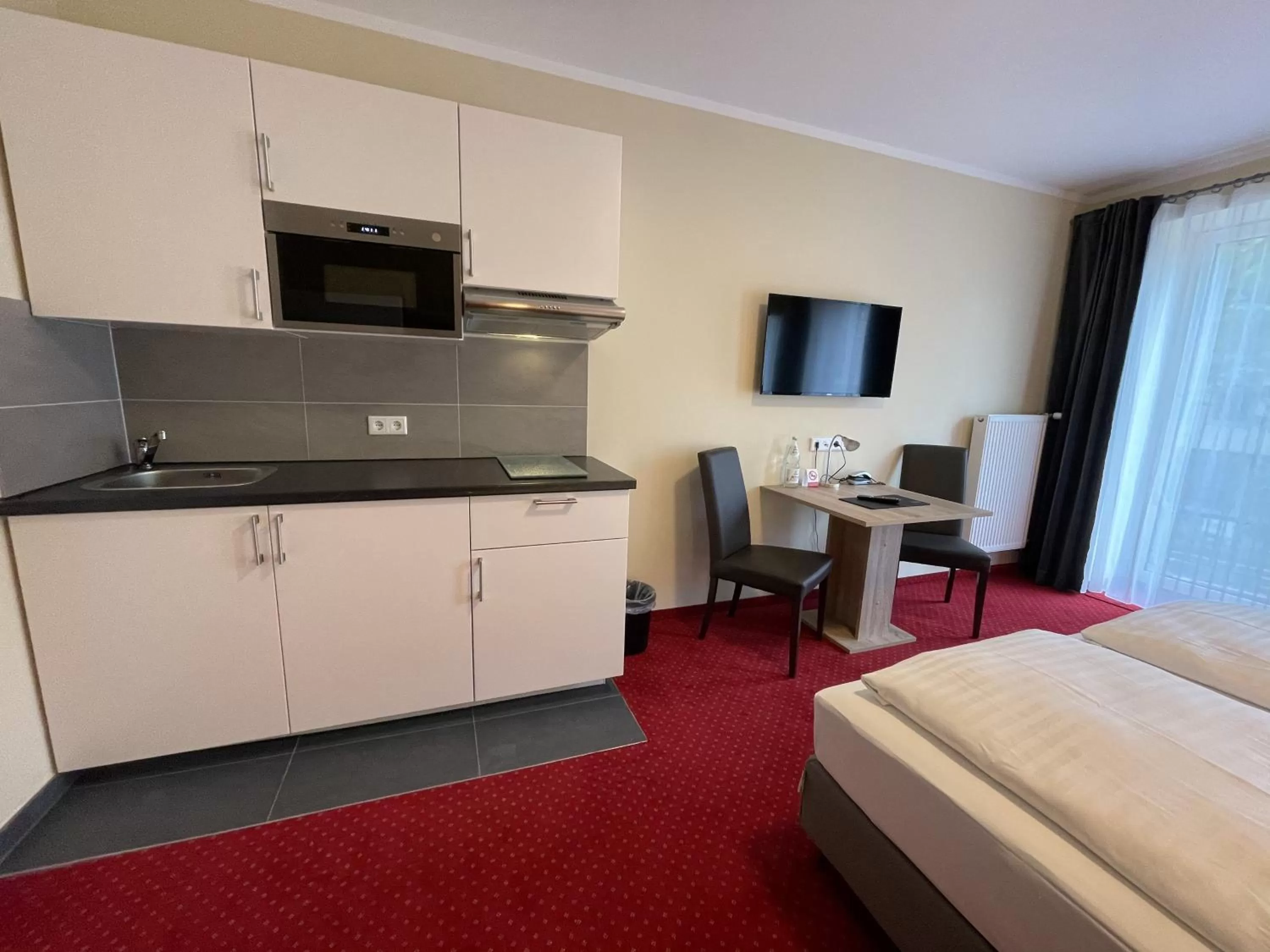 Kitchen or kitchenette, Bed in Palm Premium Hotel & Apartments