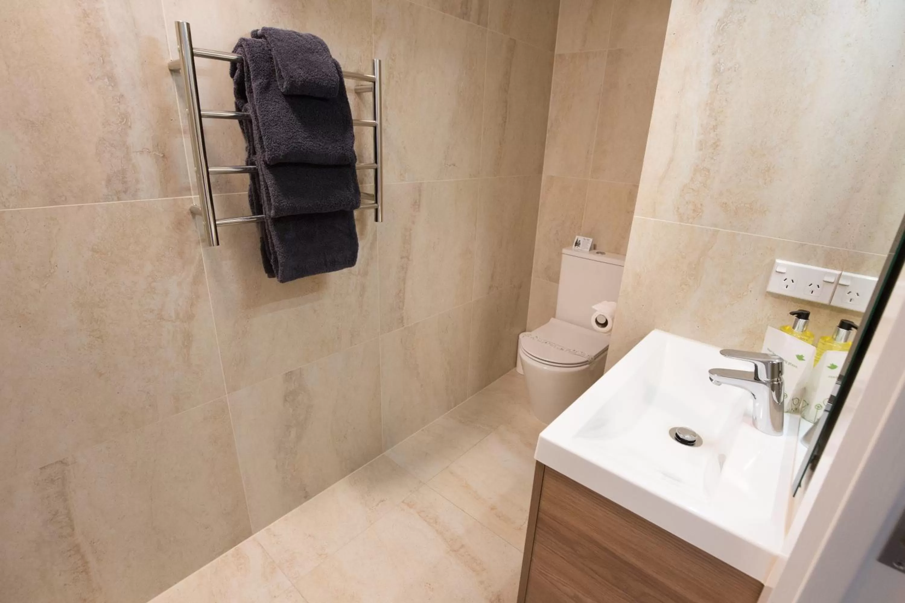 Shower in Lomond Lodge Motel & Apartments