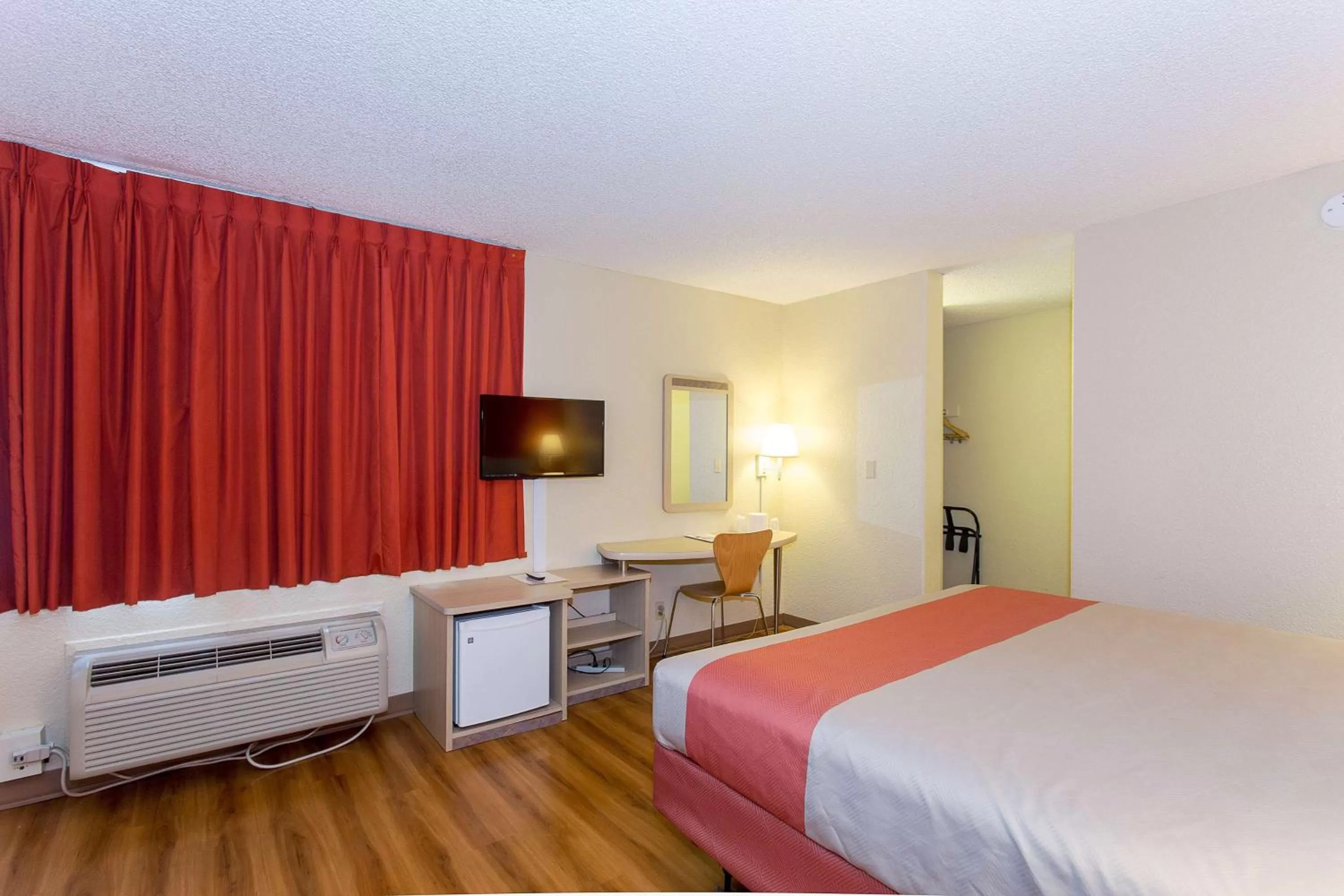 TV and multimedia, Bed in Motel 6 San Francisco Downtown