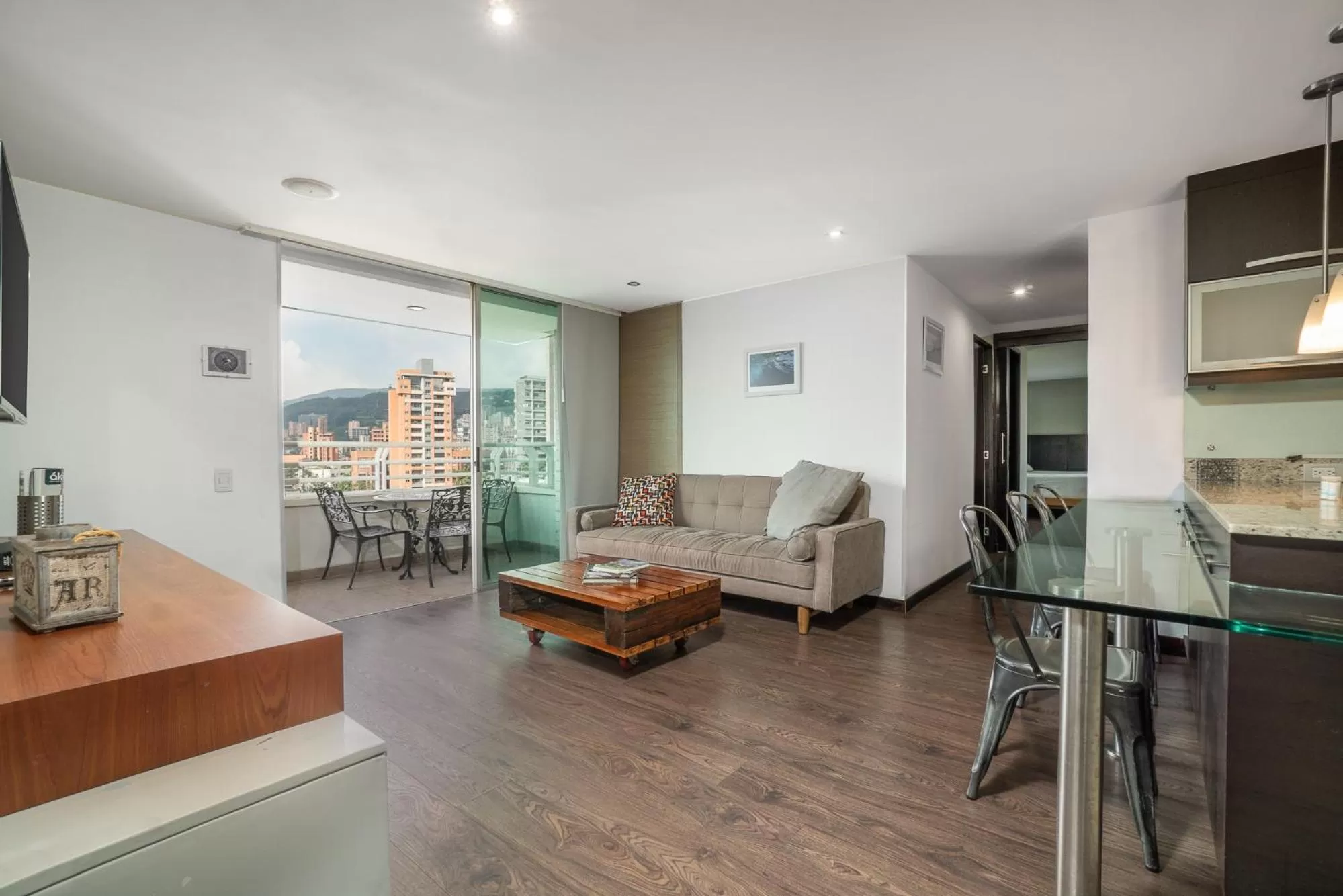 Living room in Apartamentos Poblado Alejandría by HOUSY HOST
