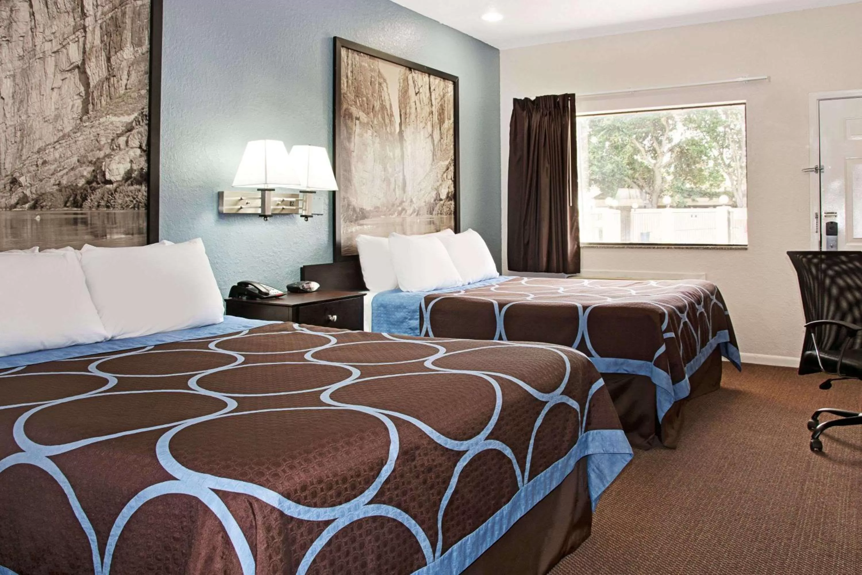 Photo of the whole room, Bed in Super 8 by Wyndham Houston/Brookhollow NW