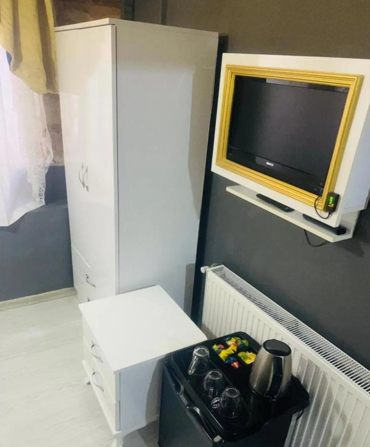 Kitchen or kitchenette, TV/Entertainment Center in Old City Family Hotel