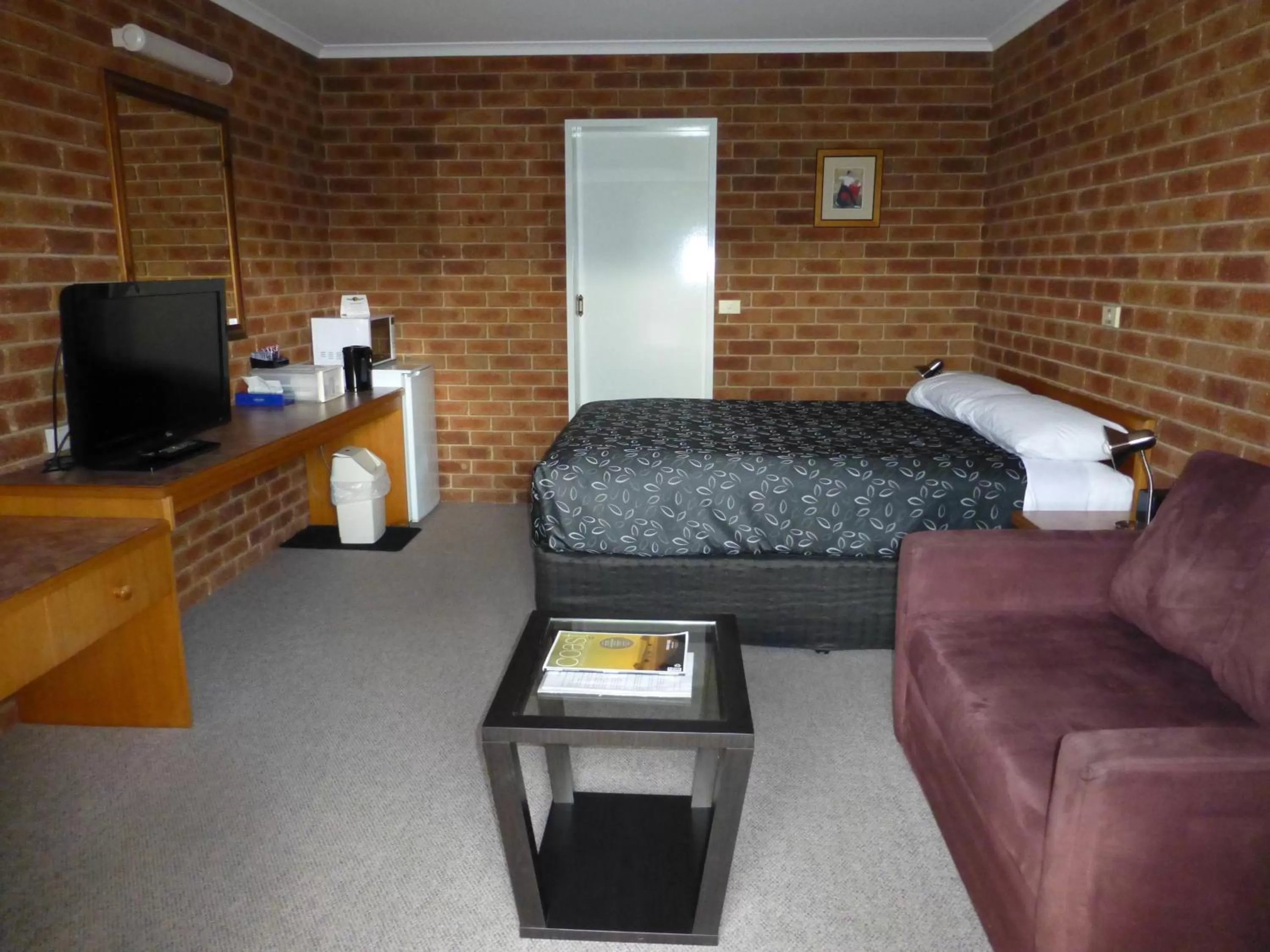 Photo of the whole room, Bed in Inverloch Central Motor Inn