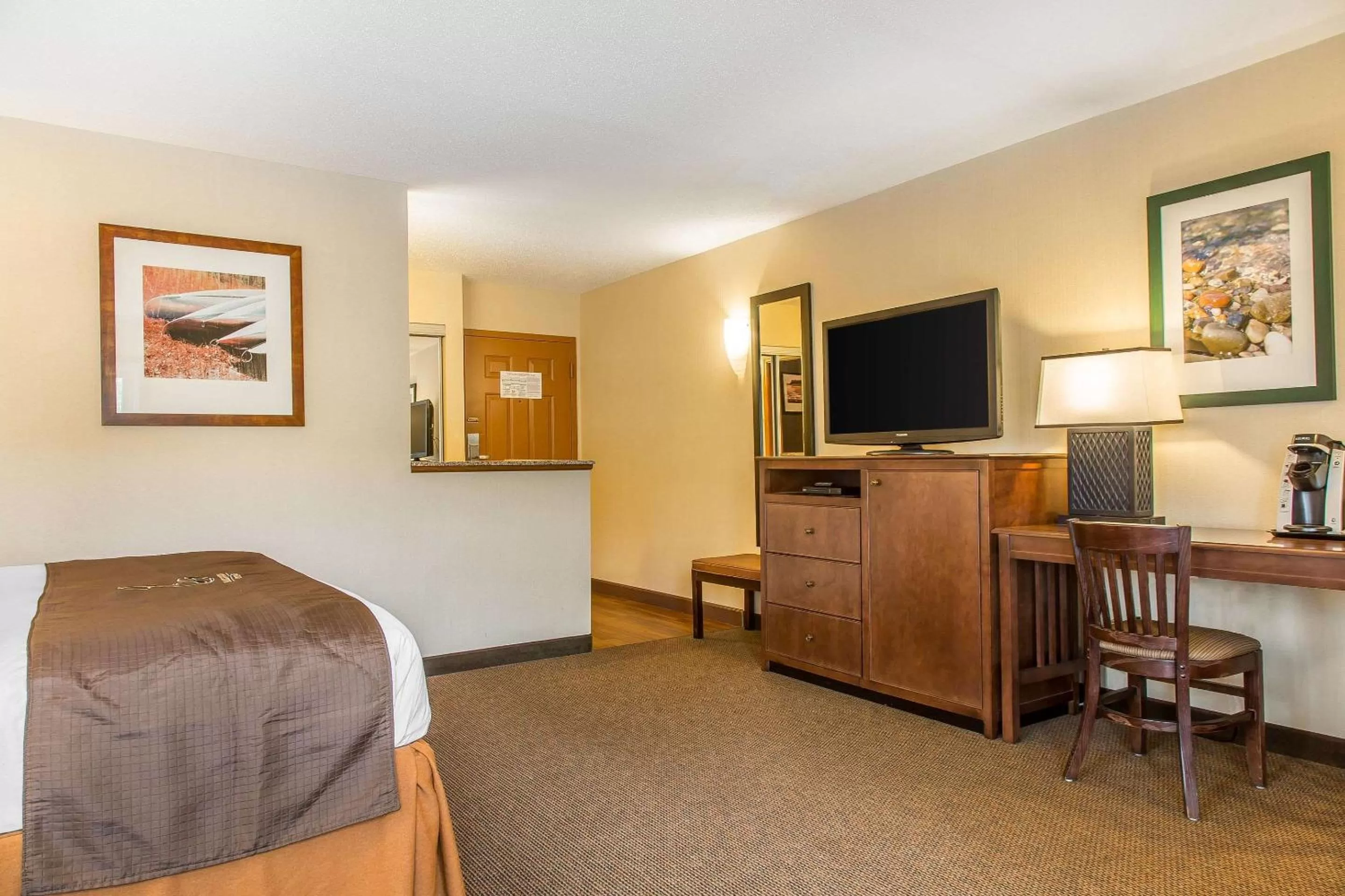 Superior King Room with Lake View in The Black Swan Lee - Lenox, Ascend Hotel Collection