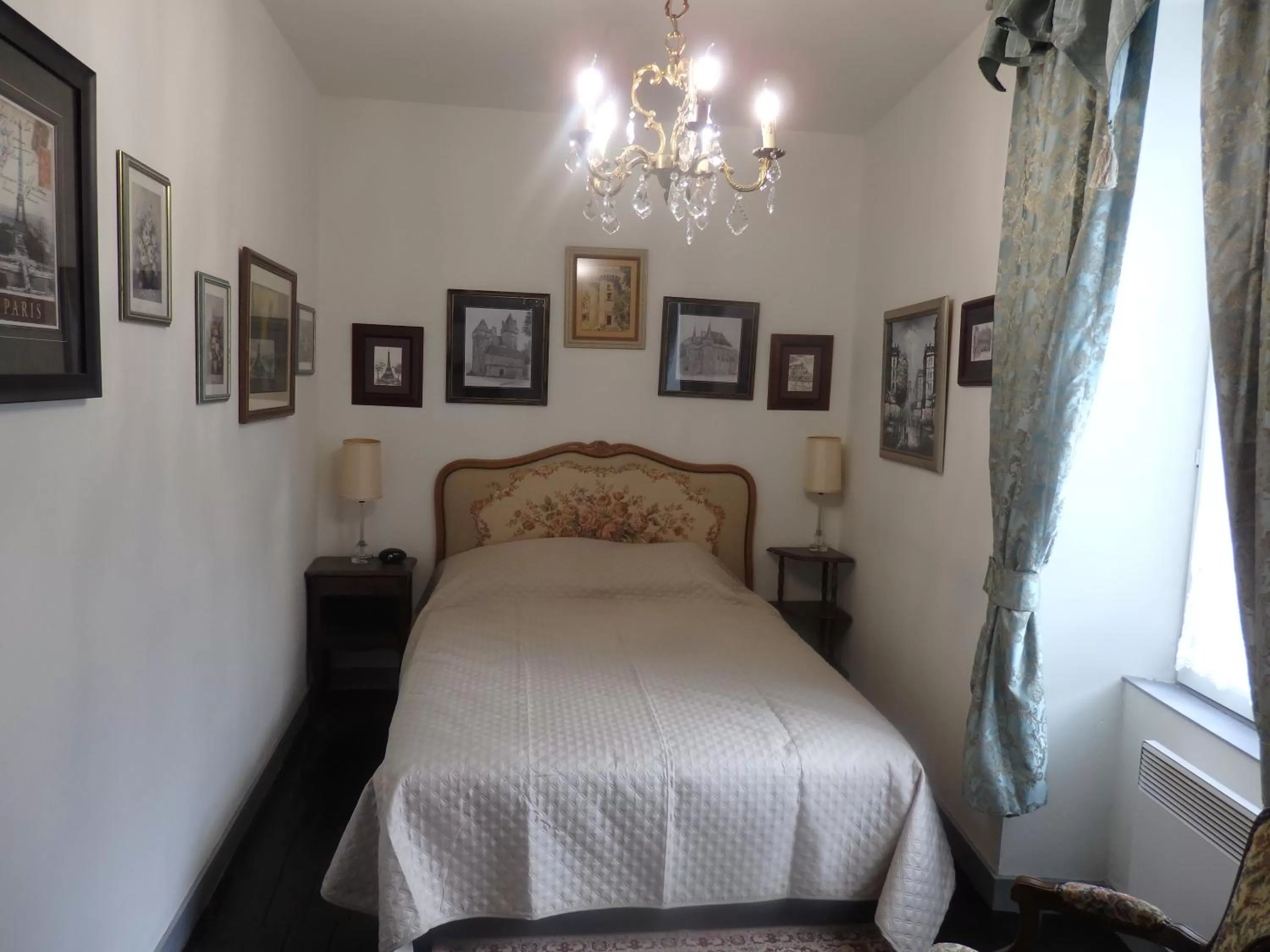 Bed in Le Perroquet Vert