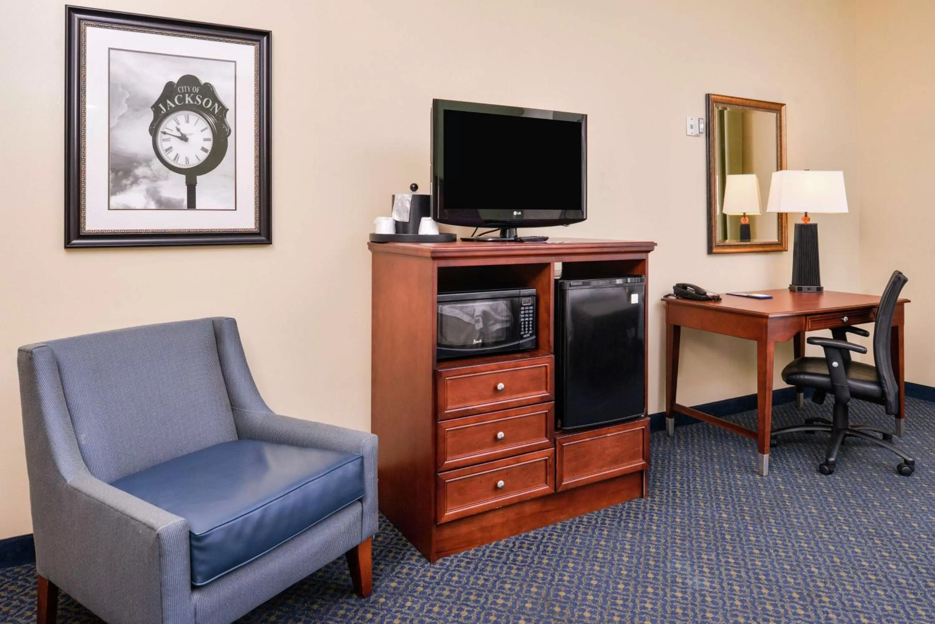 Bedroom in Hampton Inn Jackson-College Avenue