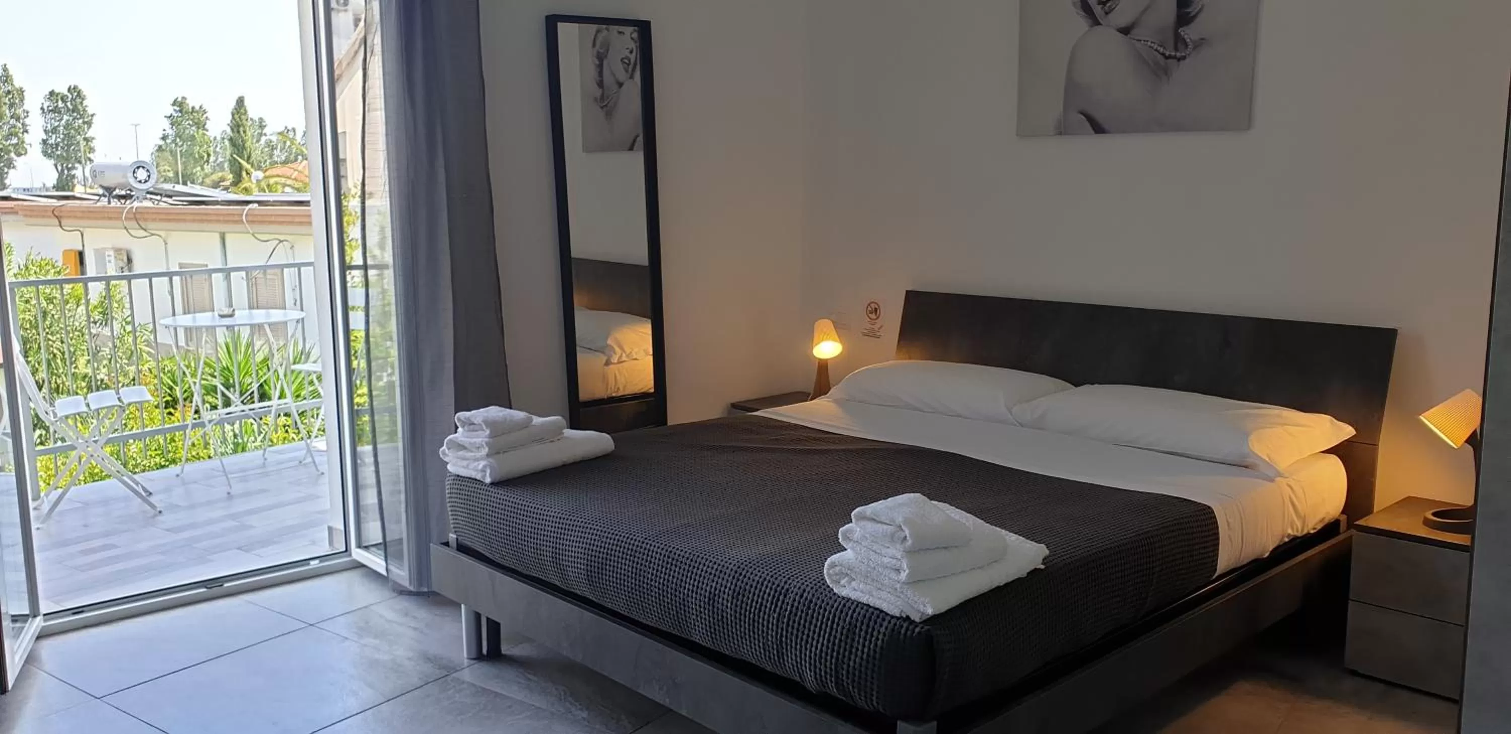 Balcony/Terrace, Bed in UN PASSO DAL MARE bed&breakfast San Salvo Marina