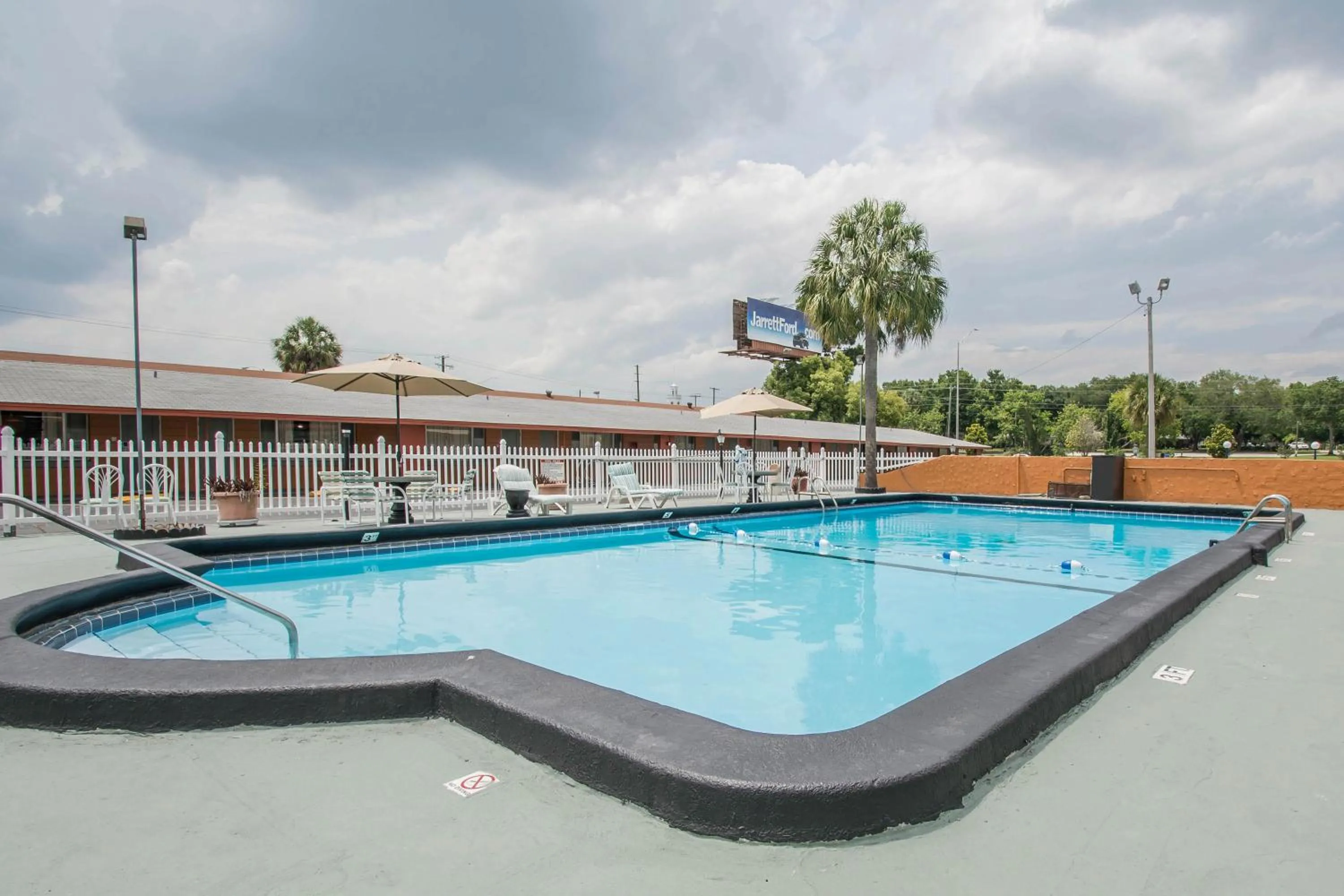 Swimming pool in Rodeway Inn & Suites Winter Haven Chain of Lakes