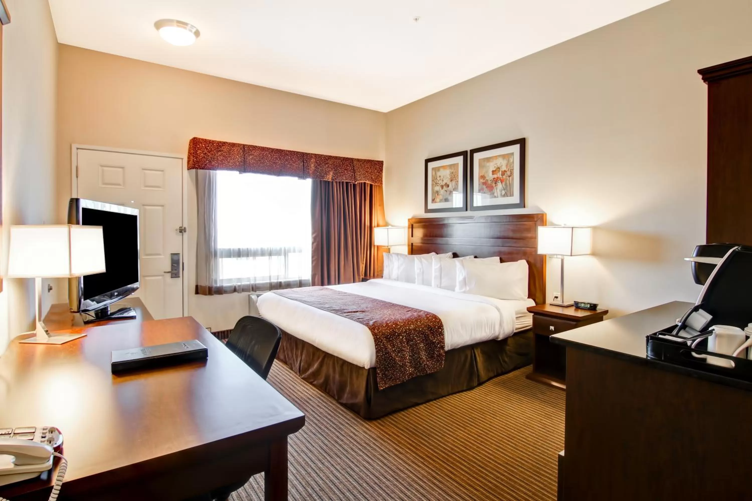 Bedroom, Bed in Canalta Hotel Tisdale