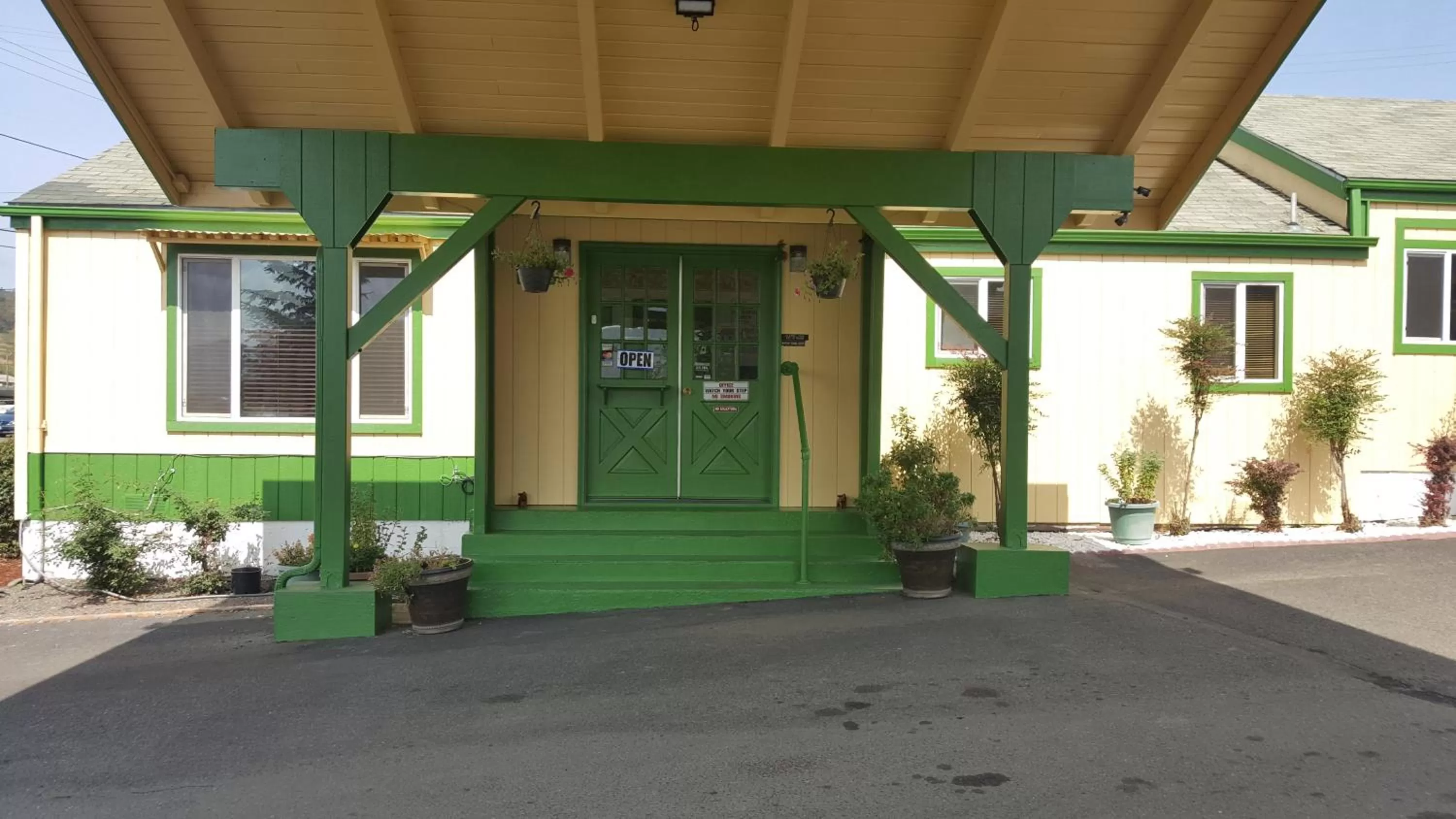 Property building in Safari Inn Motel