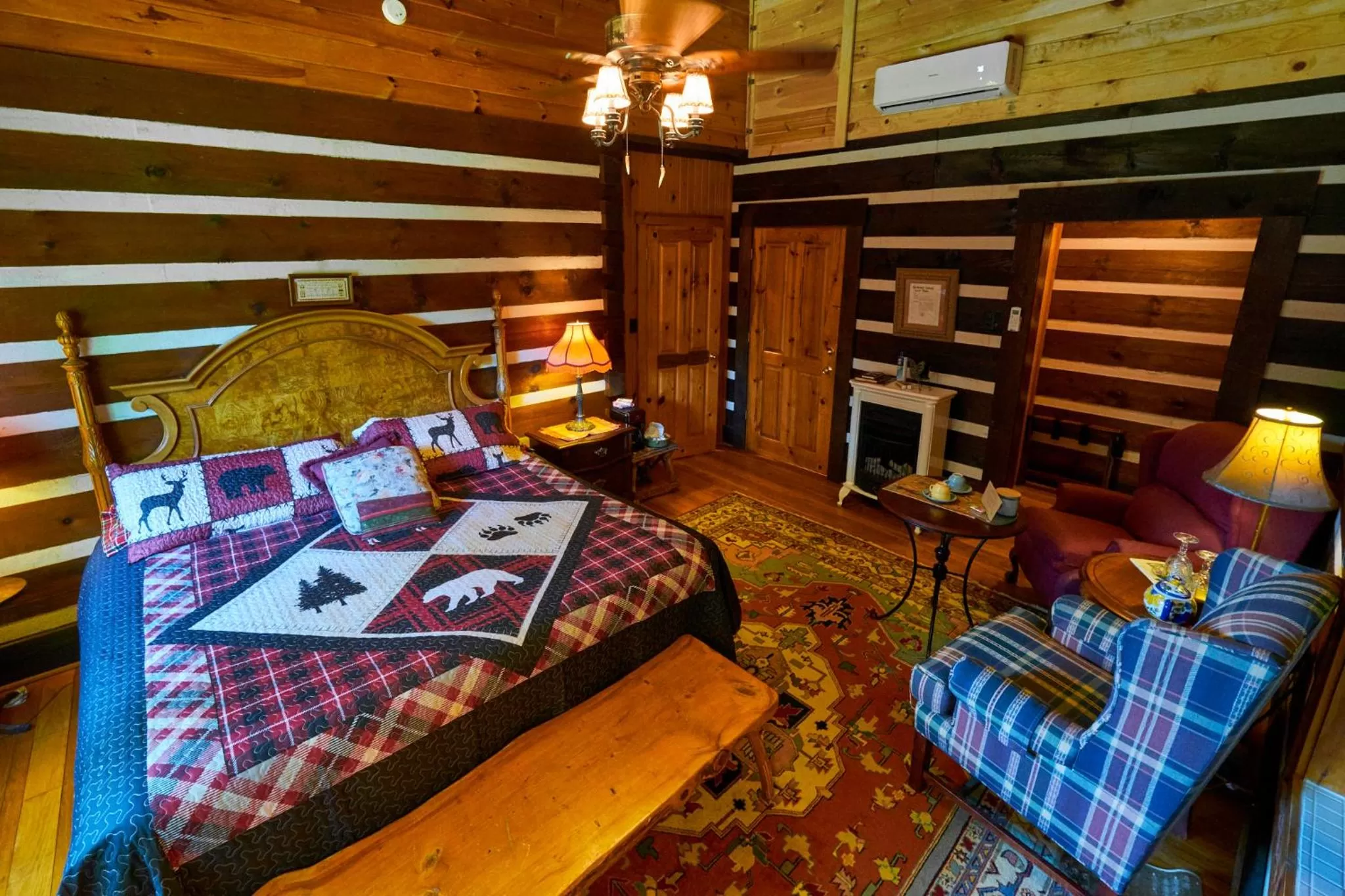 Bed in Creekwalk Inn Bed and Breakfast with Cabins