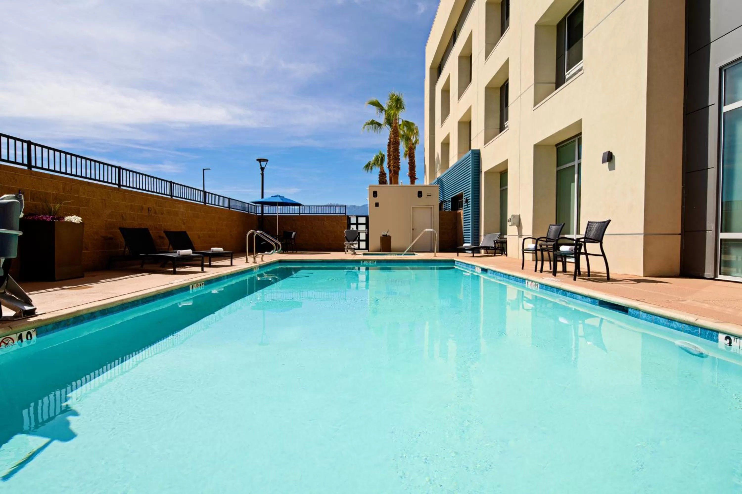 Swimming pool in Holiday Inn Express & Suites Palm Desert - Millennium by IHG