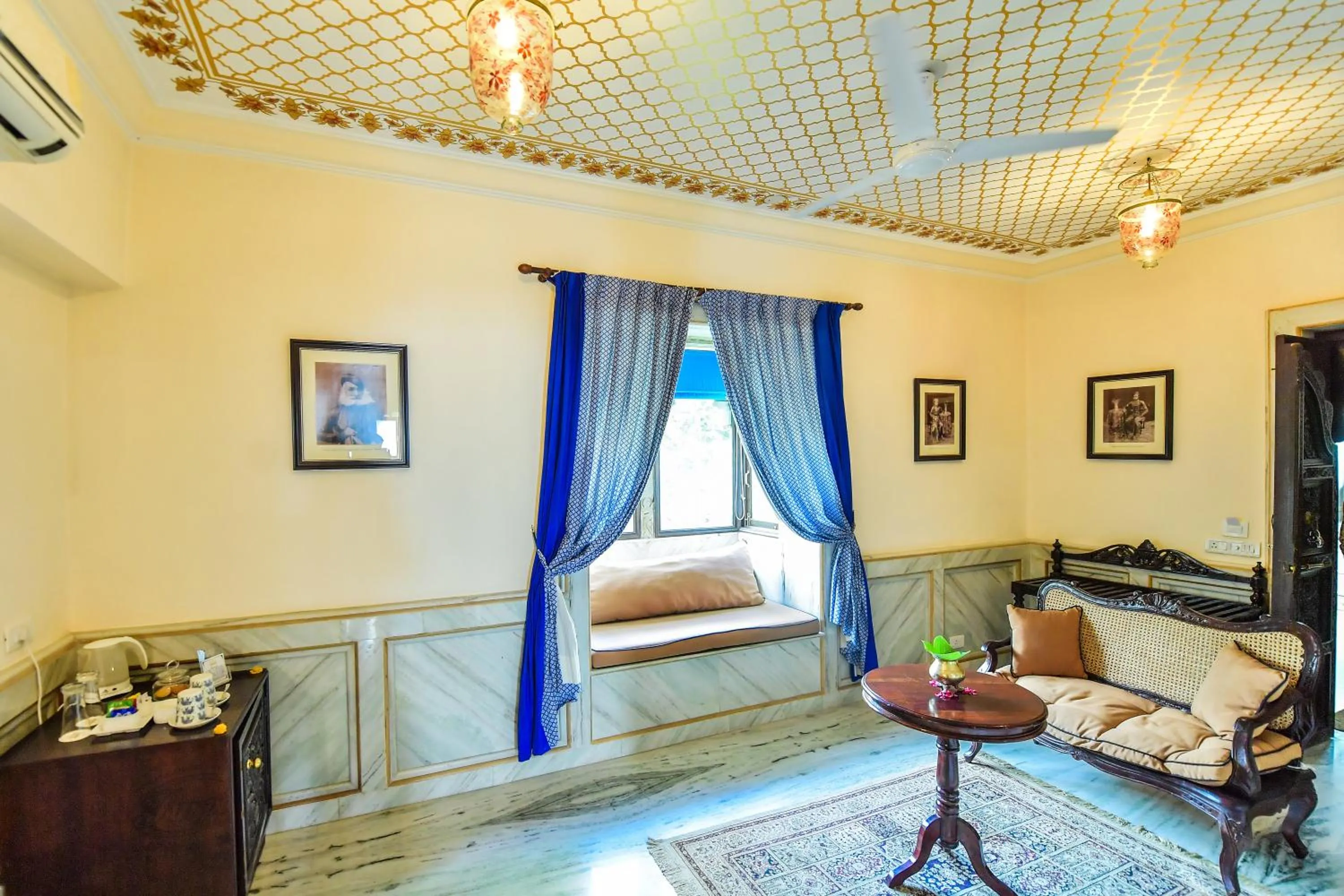 Seating area, Bed in Hotel Udai Kothi