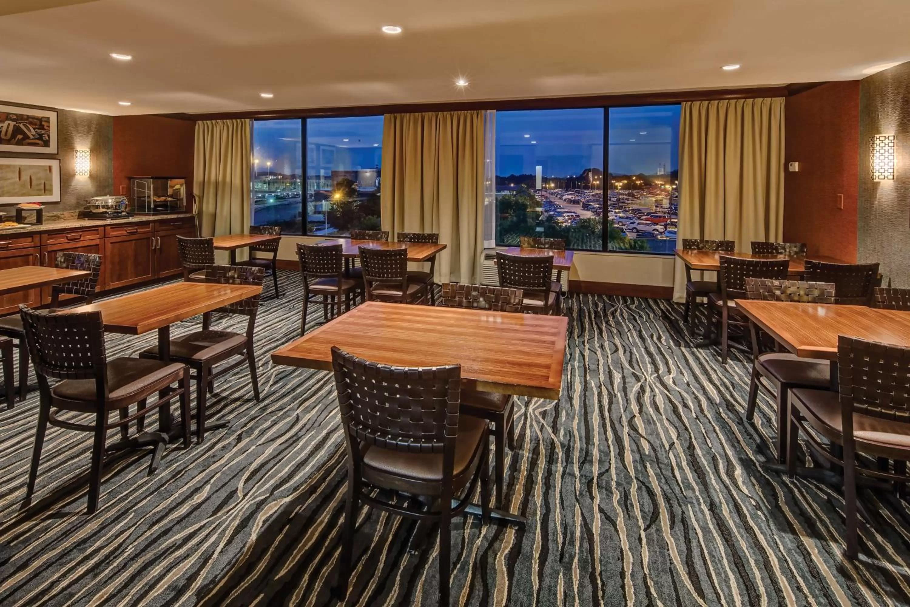 Property building in Hilton Knoxville Airport