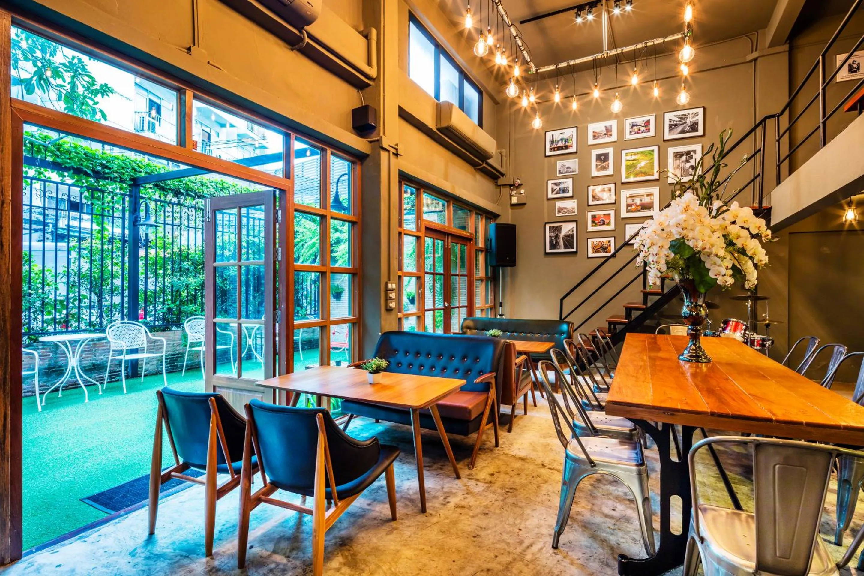 Restaurant/places to eat in At Hua Lamphong Hotel